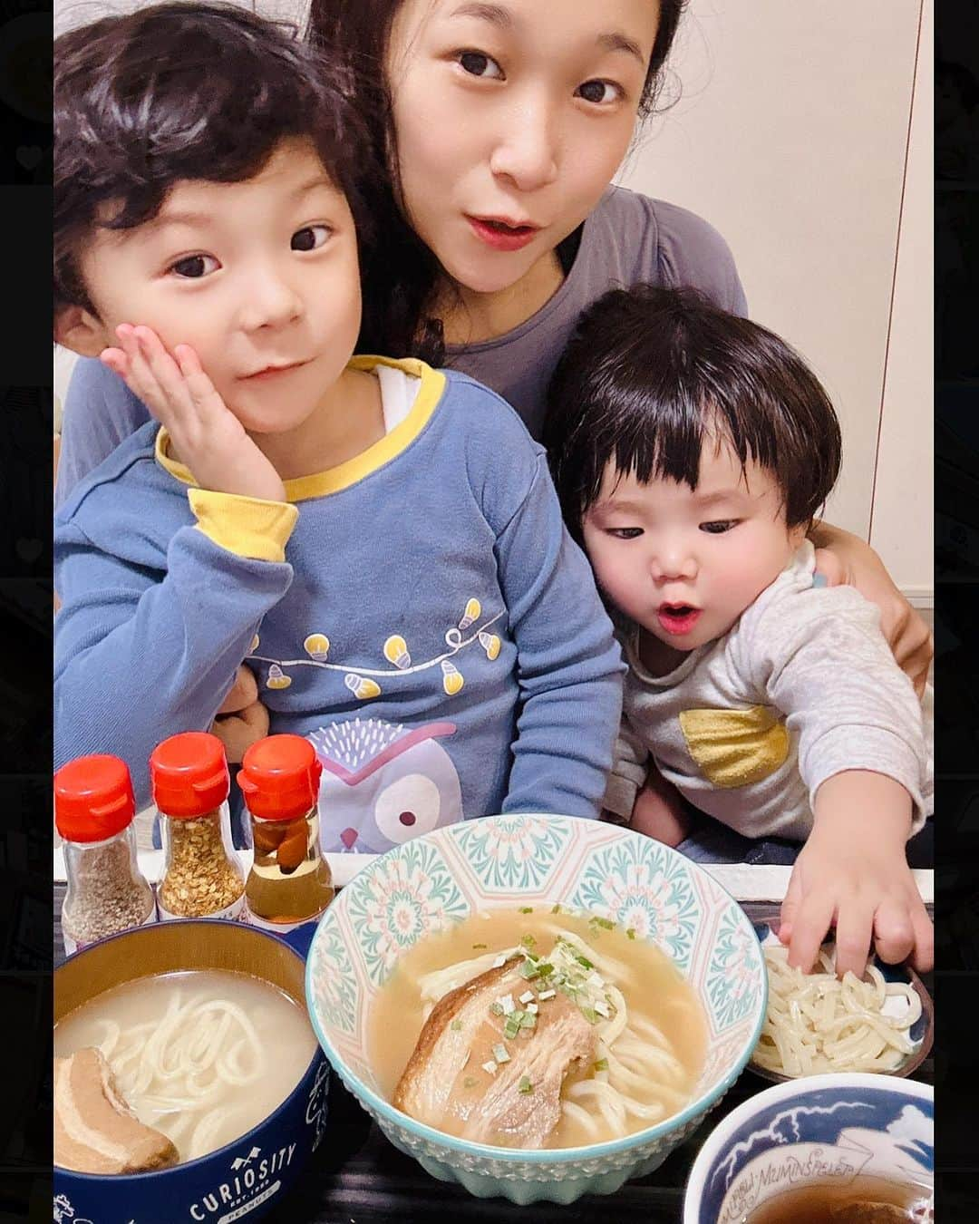 世手子のインスタグラム：「#PR Recently, my baby wants to eat the same things as adults👶 Rafute soba with my gluttonous baby and my eldest son🍜 We want to go to Okinawa someday☺️ @08miyarasoba #ラフテーそば たべたわ(^ ^) 沖縄の方言で三枚肉をラフテーっていうんだって(*^_^*) 「泡盛」を使用して煮込んでおり厚くてボリュームがあるが、柔らかく煮込んでいるのでがぶりと噛んでも嚙み切れるほど柔らかいのがポイント(*☻-☻*) プルプル柔らかい皮には、コラーゲンがたっぷりなので美容効果もありながら、美味しさを楽しめるよ（≧∇≦） 最近寿々太郎はんがみんなも同じもの食べれないとめちゃくちゃ怒るのでww 家族みんなで食べたよ(*≧∀≦*) ママは島唐辛子かけて最高に美味しい😋 育児ママでも簡単に作れるからオススメです(*´ー｀*) #宮良そば #宮良そば浦添店 #宮良そば那覇店 #沖縄そば #沖縄そば通販 #沖縄旅行 #沖縄観光 #那覇観光 #沖縄グルメ#全国発送承ります #沖縄そば巡り #沖縄土産 #沖縄そば好き #沖縄そば大好き #沖縄そばランキング #沖縄そば専門店 #オンラインショップ」