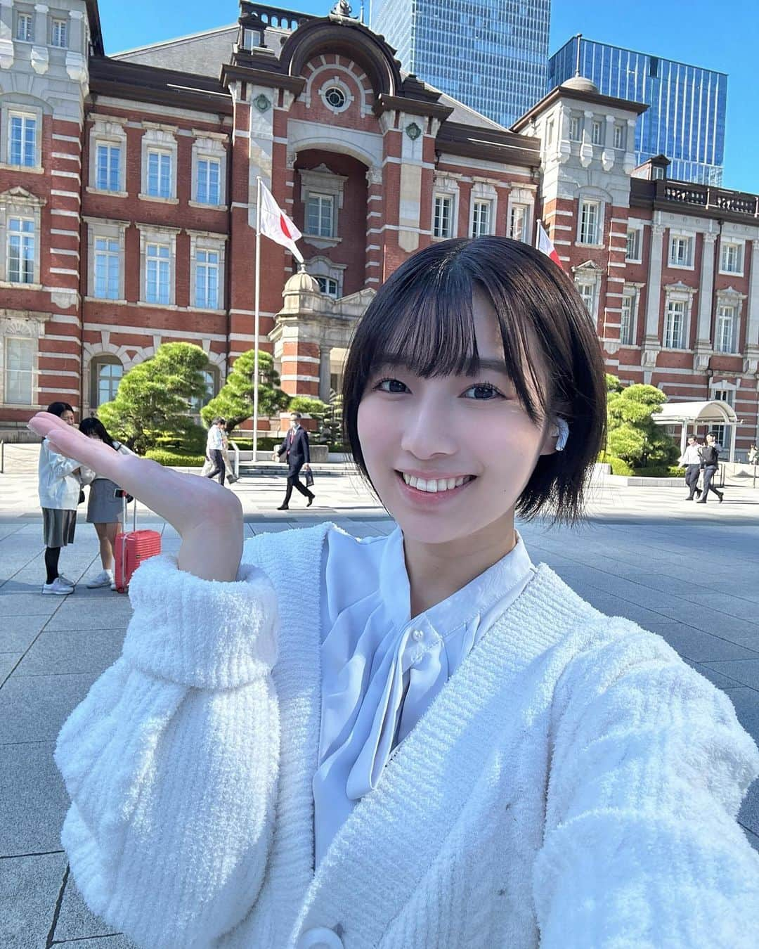 安部若菜さんのインスタグラム写真 - (安部若菜Instagram)「この間、新幹線に乗ろうとしたら迷子になって 初めてこの東京駅に来れました🏤🗼  はしゃいで写真撮っちゃった☺️笑 #東京駅#観光」11月9日 19時55分 - _wakapon_