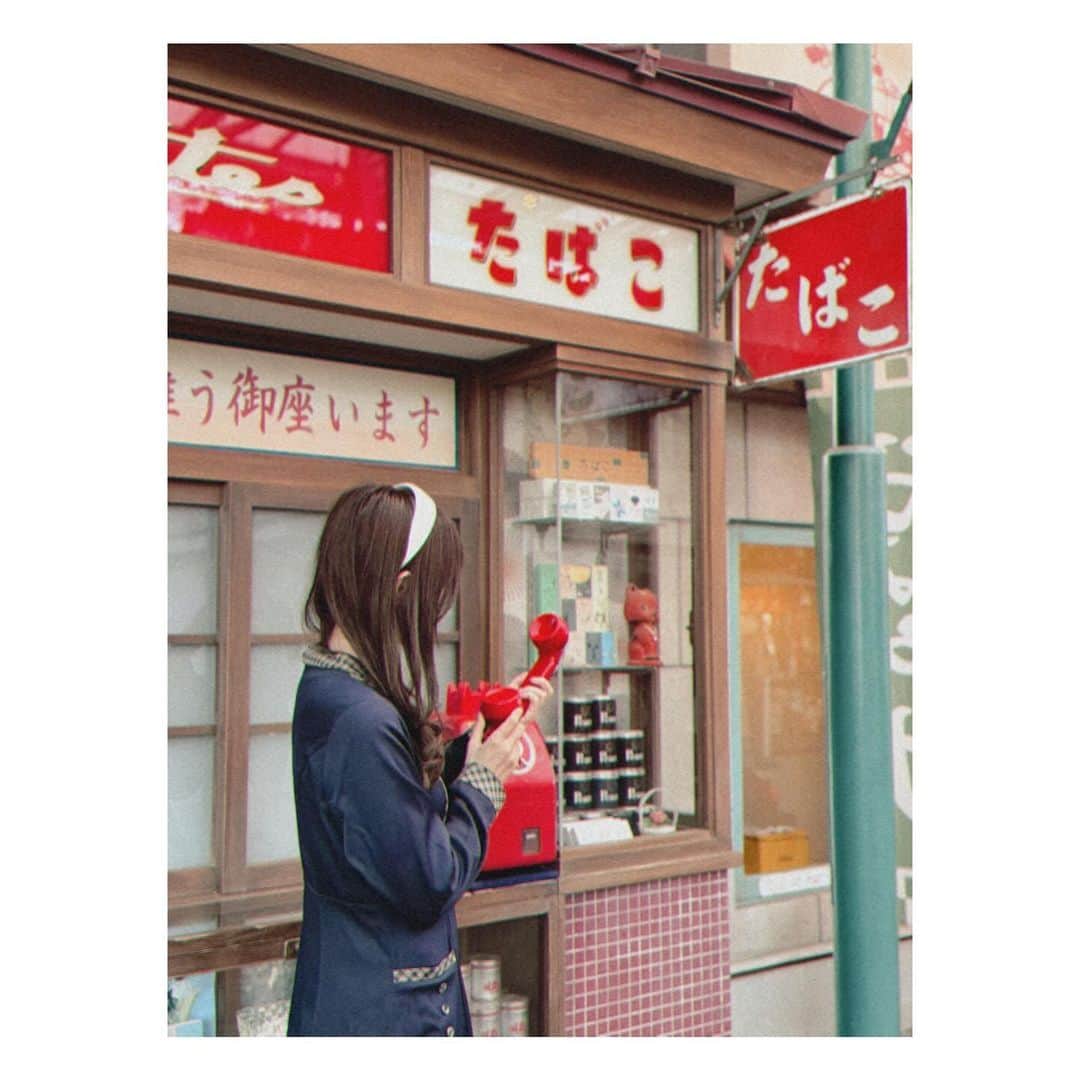 田中美海さんのインスタグラム写真 - (田中美海Instagram)「⁡ 🍂 ⁡ みなはうすでも話していた『西武園ゆうえんち』に行ってきましたーー！！！🎢🌟 リニューアルして昭和レトロな商店街やとんでもねぇアトラクション⚡️ そして人のあたたかさに触れた1日でした…。 こんなにほっこりする遊園地出会ったことない……。 ⁡ 大好きなクリームソーダ🥤💙 iPhone15Proが本気出してる。 ちょっとフィルターもレトロっぽいものしてみたり！ ⁡ ゲリラ的に行われる商店街の方々のパフォーマンスも本当に面白くてノリノリで踊ってたらまさかのご指名受けて知らない男の子と知らないおばさまと仲を深めました🥹 ⁡ ご飯も美味しかったし アトムのジェットコースターで振り回されたり 久しぶりのバイキングで内臓浮く感じを体験できたしで大満足！！ ウルトラマンとゴジラのアトラクションはとにかくやばいので前情報なしに絶対に乗ってほしい👍 ⁡ 夜のライトアップも幻想的でどこか懐かしさを感じてうるっときました。また行きたい。 母がすごく行きたがってたので今度連れていきたいと思います。 ⁡ 皆さんも是非行ってみてね🤗  👗: #fint カチューシャ: 夕日の丘商店街にて購入✌️ ⁡ #西武園ゆうえんち #夕日の丘商店街」11月9日 15時36分 - minazou_in_sta