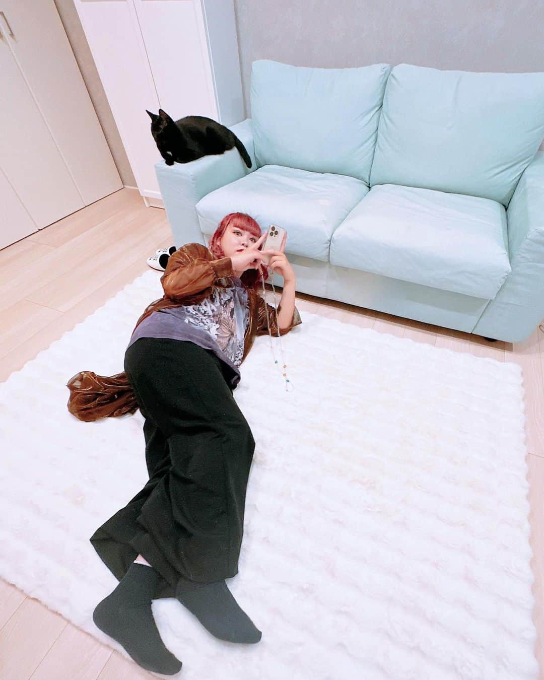 鈴木奈々のインスタグラム：「ぺえのうしろにはクロちゃん🐈‍⬛💕 この間ぺえがうちに遊びにきてくれたよー✨ ソファーはIKEAだよー🛋️」