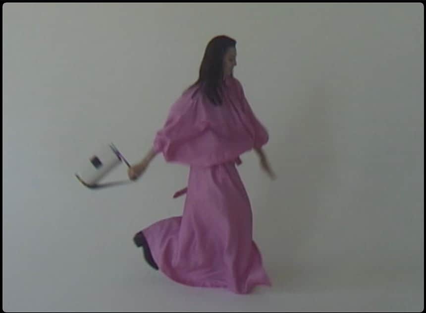 The Fashion Postさんのインスタグラム写真 - (The Fashion PostInstagram)「#fashion FENDI with Ayami Nakajo 『伝統を覆し、新たな個性を引き出す。中条あやみが着こなすフェンディ vol.1』  1997年に発売された、ブランドのアイコンバッグともいえる「バゲット」。フランスパンを脇で抱えるように持ち歩くことから、フランス語でフランスパンという意味を持つ「バケット」と名付けられた。現在まで1500種類以上のバリエーションが登場している「バケット」だが、今回 Stefano によって手がけられたのは、「FF」ロゴのバックルをサイドにあしらった「バゲット ツイスト」。今までフロントにデザインされていた「FF」ロゴのバックルを横に配置することで、小脇に抱えた時にバックルが見えるように仕上げた。  こだわりは見た目だけではない。開閉しやすいパディング入りレザー&マグネットの留め具、やわらかなナッパレザーの裏地と内側にほどこしたボタン付きポケットなど、実用性も追求。ハンドルは長さが調節でき、バッグの下に折りたたむことでクラッチバッグに変形。取り外し可能なストラップ付きなので、ショルダーバッグやクロスボディバッグとしても活躍できる。女性らしい大胆なスリットが入った、ルーズなシルエットのサテンのドレスに、このモノトーンの「バケット」を合わせることで品の良さを加算。  model: Ayami Nakajo photography: Keita Goto videography: Kohei Igarashi styling: Lisa Sato hair & make up: Ryoki Shimonagata edit&text: Yuko Igarashi  #tfp #thefashionpost #FENDI #フェンディ #中条あやみ #ayaminakajo #pr」11月9日 15時49分 - tfpjp