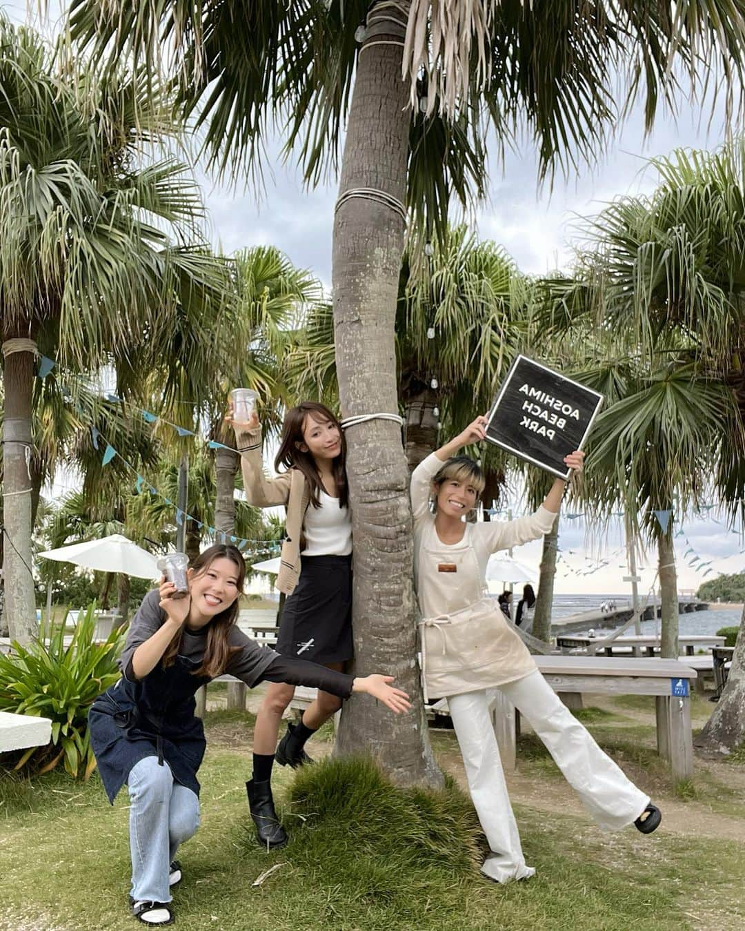 千波のインスタグラム：「2023 夏 #終わり   夏納めは 1人surf trip🏄 📝🏄trip６回目にしてやっと乗れた😂  さほちゃん　ゆかちゃん🫶 @_saho1212  あっという間に仲良くしてくれて 素敵なご縁が繋がった @uminoie_aoshima 青島のカフェ🌴  今年初めてサーフィン始めて 下手すぎて 海で1人で悔し泣きしたし 鼻水も垂れたし アザだらけにもなったし 一人旅にも慣れたし 沢山知り合いができた🤍  とってもたくましく 子供心取り戻した🏄宮崎🌴 そもそも紗栄子ちゃんの追っかけで 行ったのがきっかけだったけど🌴🫏  夏納めました〜！ ありがとう🍉👙🏝️ love summer !!!  #夏納め #青島ビーチパーク  #宮崎  #サーフィン初心者」