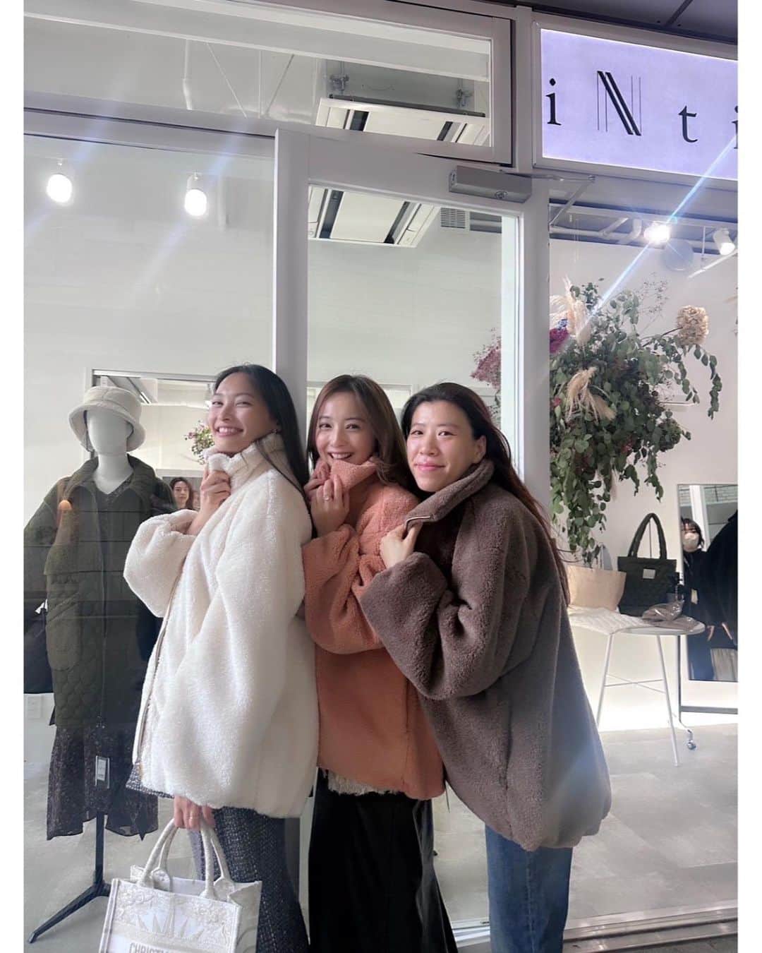 のインスタグラム：「もこもこアウター🤍🧡🤎 来てくれてありがとう🫶」