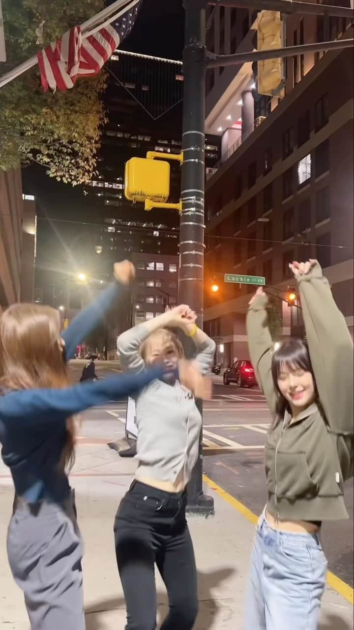 EVERGLOWのインスタグラム：「Get into it, yuhhh💃🏻 #EVERGLOW #이유 #EU #시현 #SIHYEON #미아 #MIA #ALL_MY_GIRLS_IN_US #yuhdancechallenge」