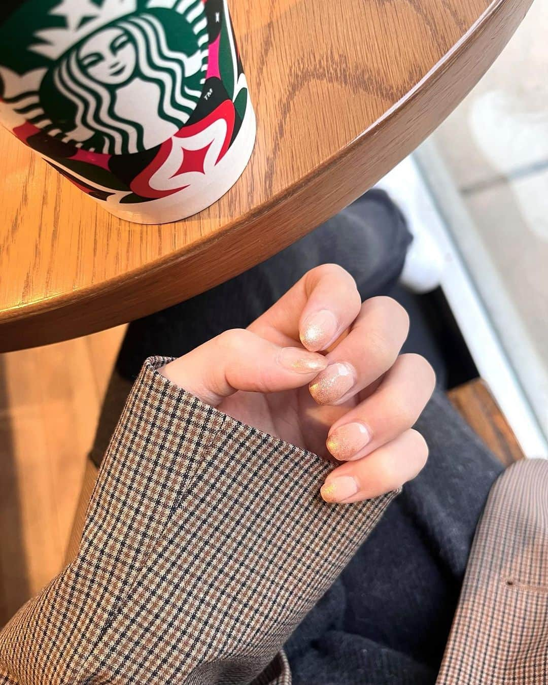 左伴彩佳のインスタグラム：「new nail✨🎁 今回は親友にしてもらった♡ 冬っぽいラメネイル💅」