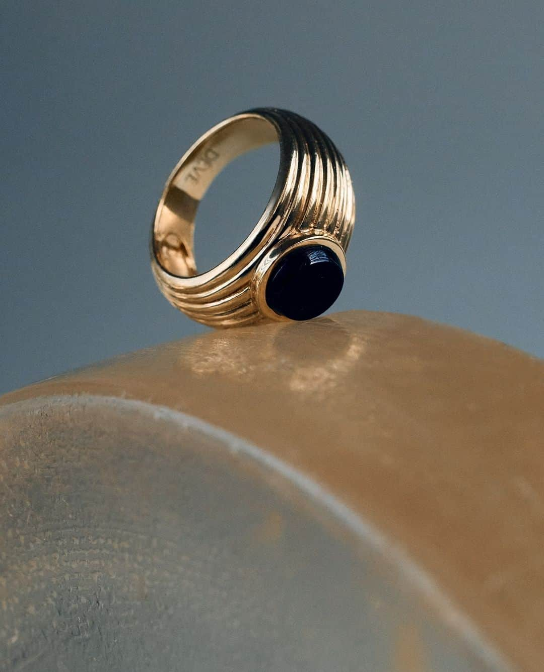 エステルデヴェのインスタグラム：「The "Wave Motion signet" ring in gold vermeil and black onyx, photographed by Lisa Jahovic @lisa_jahovic .」