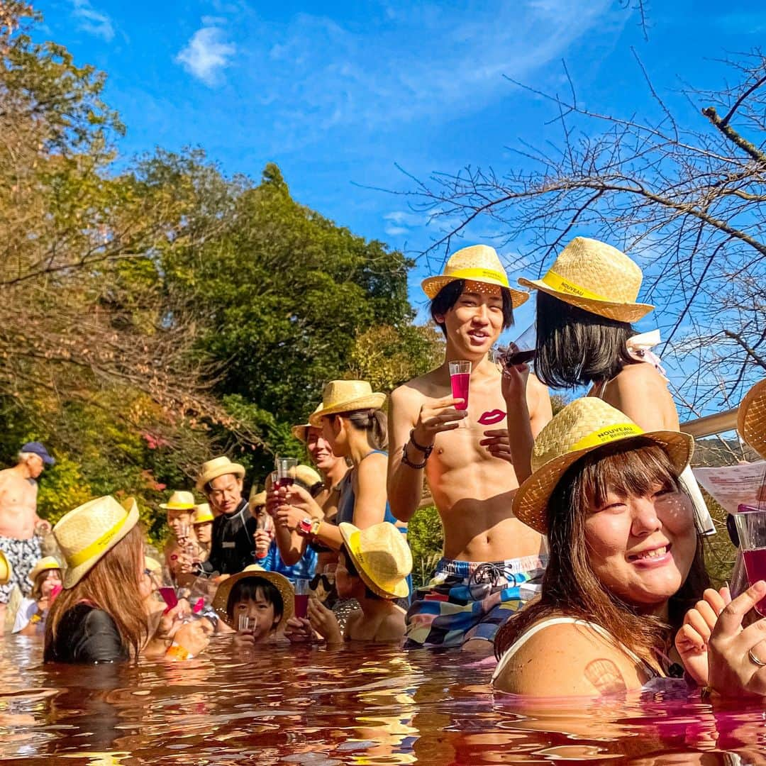 箱根小涌園 ユネッサンさんのインスタグラム写真 - (箱根小涌園 ユネッサンInstagram)「一年中水着で遊べる箱根小涌園ユネッサン！ 旬な情報とお得情報を発信しているよ @yunessun_hakone 🍷今年もやります🍷 #ボージョレ・ヌーボー風呂 🍷 2023年11月16日 〜 2023年11月26日  期間中は、1日2回浴槽にボージョレ・ヌーボーを注ぎ、鮮やかな色合いと芳醇な香りが漂います😍 箱根の絶景と温泉をお楽しみください🥰  都心から近い #リゾート 地箱根で、#紅葉 を眺めながら、優雅なひと時を過ごす秋の休日はいかがでしょうか？  ※写真は2022年の特別試飲会の様子です。試飲は初日のみです！ ※お子様はぶどうジュースです！  #ユネッサン #元湯森の湯 #箱根 #hakone #はこね #箱根旅行 #箱根旅 #はこね男子 #楽天トラベル #じゃらん遊び体験 #卒業 #三愛水着楽園 #家族旅行 #家族風呂 #カップル #カップル旅行 #新婚旅行 #旅行 #旅ログ #カップル写真 #ボージョレ #ワイン #イベント割 #卒業旅行 #ファミリー」11月9日 16時02分 - yunessun_hakone