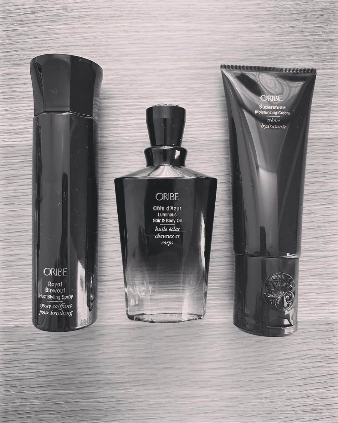 Karinのインスタグラム：「ORIBE  人気hair stylistの@tetsuyayamakata オススメのプロダクト  @oribe   使うとスタイリングが格段にしやすくなって、びっくり！🫢 グルテンフリーでヴィーガン処方 全ての原料が天然というわけではないけれど、可能な限り最高レベルの天然、または天然由来の成分を使用しているそう  外観と香りはメンズ好みかも〜？  ネットでも購入出来そうなので、気になったら使用してみてb  #haircareproducts #oribehair #hair #美容 #美髪 #ヘアオイル」