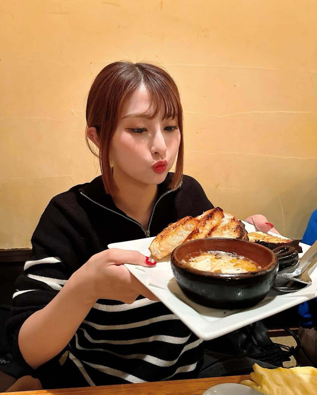 青野美沙稀のインスタグラム：「めーっっちゃおいしくて 大好きなお店"剛呑"さん😌  アンチョビにハマっている 全わたしが歓喜した "カマンベールのアンチョビオイル煮" 大優勝でした🏆  #福岡 #福岡グルメ #剛呑 #fukuoka #アンチョビ #アンチョビ好き」