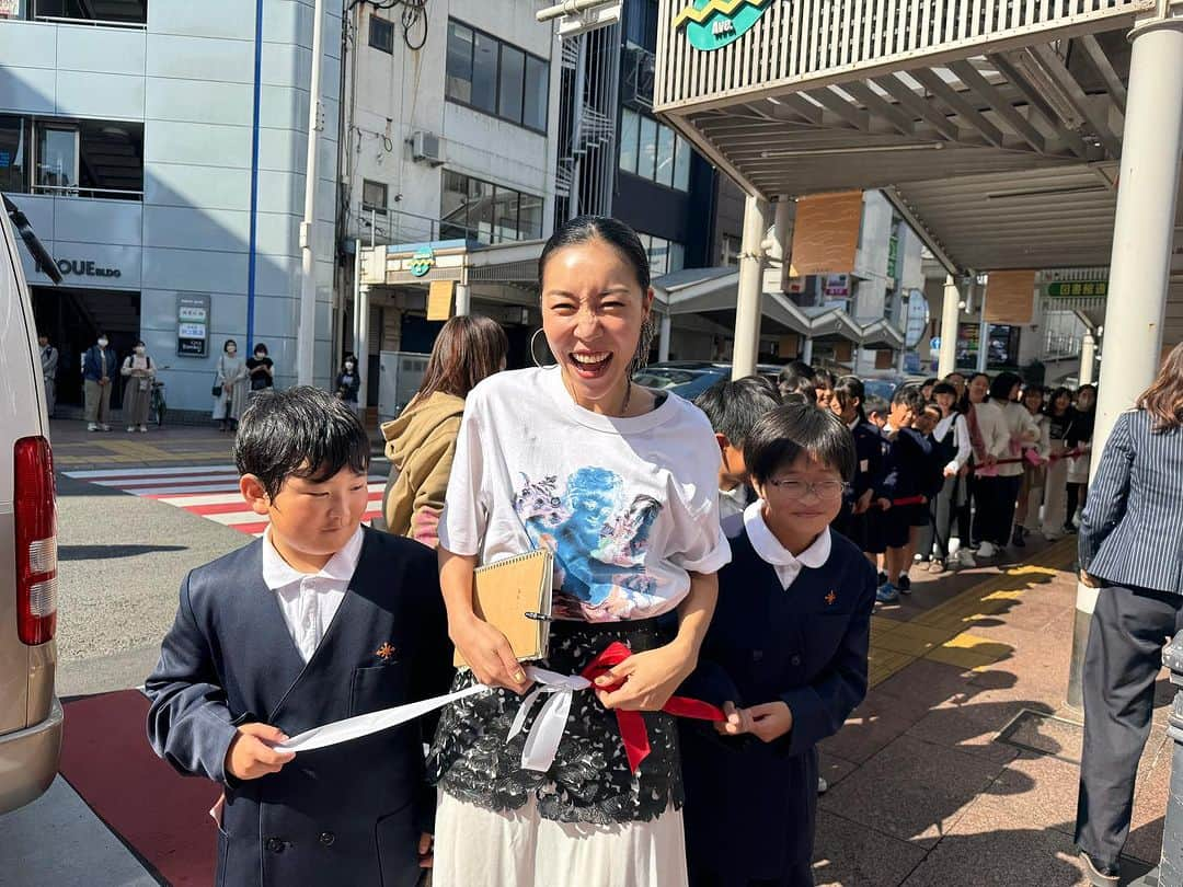 安藤モモ子さんのインスタグラム写真 - (安藤モモ子Instagram)「11月2日、キネマミュージアム、龍馬祈願国際映画祭り🎞️スタートいたしました✨🌈🎞️💖  いらしてくださったゲストの皆様、お客様、みなみなさま、本当に本当にありがとうございます🌸  色々ありましたが、悲願成就いたしました🎉 コロナ禍のなか、作品を作れなくなったり、いっぱい対話しながら進化してきました。 地域のみんなの協力で、世界にひとつの映画館が完成しました✨  建設、建築、林業、産業、高知で働くたくさんの業界の人々、いろんな方々へ、ありがとうございます。  ショートショートフィルムフェスティバルからは、未来の子ども達へエールを贈るような素晴らしい作品が上映されます✨🌈💚  才能も感動も、分かち合うもの💞 みんなの分かち合い劇場として、これから宜しくお願い申し上げます💖🌍💖✨🎞️✨😊  #キネマミュージアム  #龍馬祈願国際映画祭り  #ssff #安藤桃子」11月9日 16時06分 - momokoando