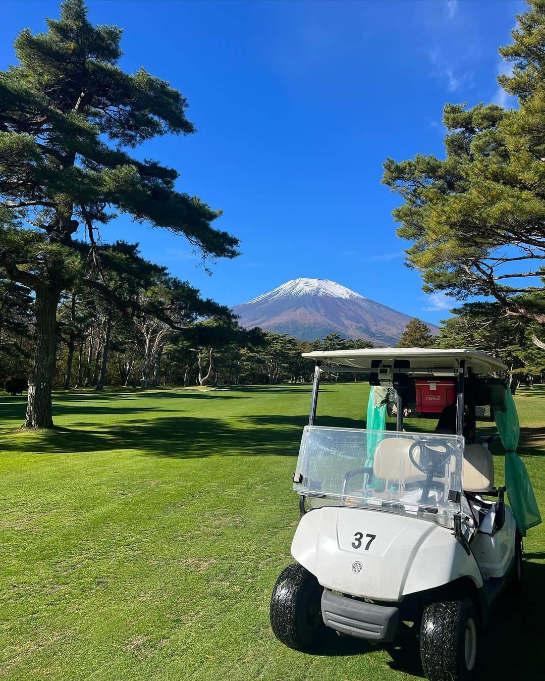 まいまいさんのインスタグラム写真 - (まいまいInstagram)「富士山の麓でゴルフ⛳️ ここは富士ゴルフコースだよ🗻✨  コースメンテ最高でカート乗り入れOKだし キャディさんもいつ行ってもいい人だし スコア悪くても気持ちよく帰れるコース☺️🍂  そしてこの秋カラーのセットアップも可愛い🍠🧡 ウェア @sy32golf_official   #まいごるふ#ゴルフ#女子ゴルフ#ゴルフ女子#ゴルフスイング#ゴルフウェア#ゴルフコーデ#maigolf#sy32#sy32bysweetyears#sy32golf#sy32コーデ#golf#golfswing#golfwear #골프#골프스윙#골프중독#골프웨어#마이고루후」11月10日 18時30分 - ___maigolf___