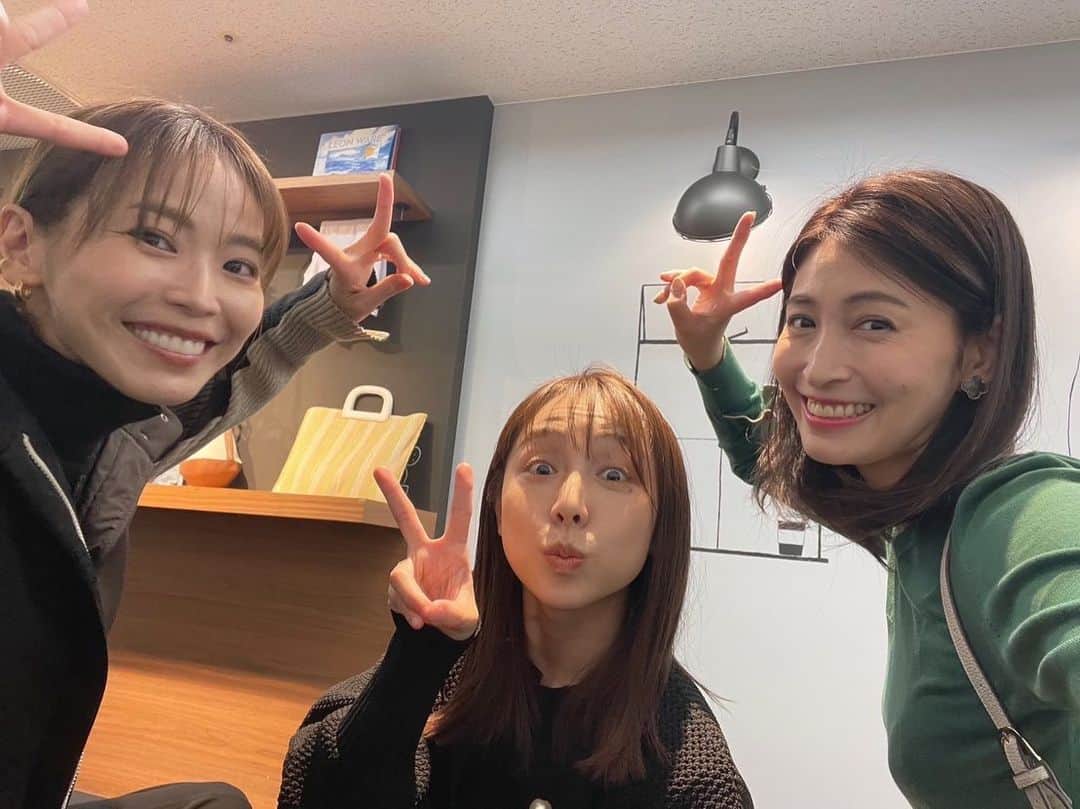 鈴木あきえのインスタグラム：「先日、この方達とサンプルセールに行ってきました💛  親愛なる 中村明花と、長谷部瞳🩷 @sayaka_nakamura3  @hasebe_hitomi   毎回衣替えをするごとに 着られる服がなくなってるのは何故だ問題を引っさげ笑、  無事に素敵な服達に出逢うことができました😍  2人と、あーでもないこーでもないと言いながらお買い物できて最高でしたー😍🩷」