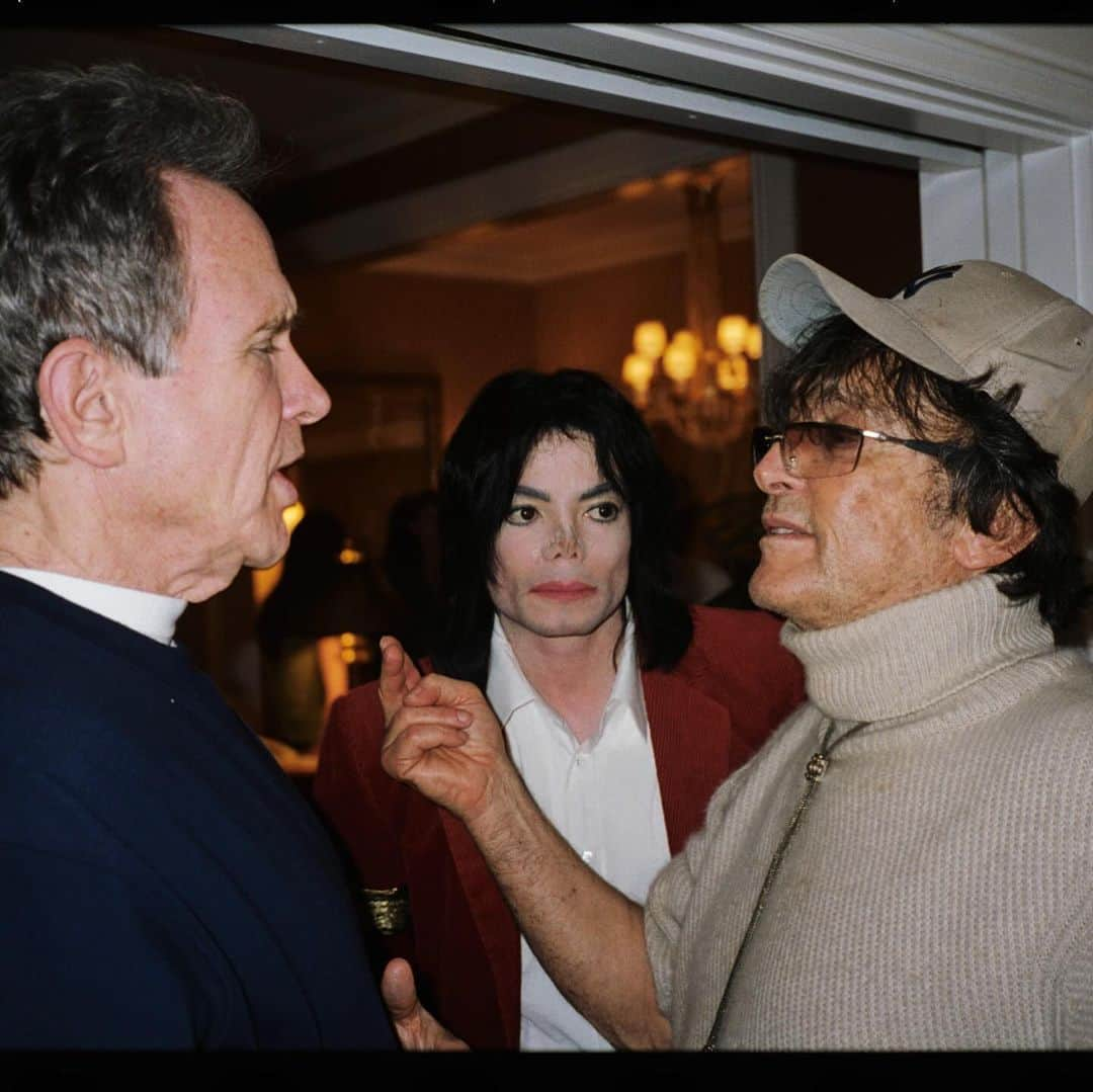 ブレット・ラトナーさんのインスタグラム写真 - (ブレット・ラトナーInstagram)「One of the most unforgettable nights of my life. So happy I have these photos for posterity. I was living at the @bevhillshotel and I was having dinner with my beloved  Grandmother in my Bungalow and there was an unexpected knock at the door. It was Robert Evans. He was having dinner at the polo lounge and decided to stop by. Moments after Bob arrived there was another knock at the door! This time it was Warren Beatty who just happened to drop by to say hi. As my Grandmother was charming the late great Bob  and Warren who she loved there was another knock. We assumed it was room service but to all our surprise it was Michael Jackson and his children who decided to come visit me not knowing Warren and Bob Evans were  visiting me as well! Warren had never met Michael and was a bit surprised as you can tell from the photos!What a crazy coincidence that unexpectedly all three  would show up at almost the exact same time. What a treat to have my grandma Fanita there with these three Icons and have a photo of all of them together. Even though each of them is amazing in their own right Fanita was the STAR in the room full of STARS and all attention was on her! I miss her, Michael and Bob all very much! I love how Michael was looking at Bob Evans in the fourth photo. Michael always told me “study the greats and become greater” Michael was such a good listener and loved learning from other people especially the one’s that were the best in the world at their craft. He loved movies and had an encyclopedic knowledge of films and that evening he rattled off Warren and Bob’s films that were his favorite.」11月9日 16時14分 - brettrat