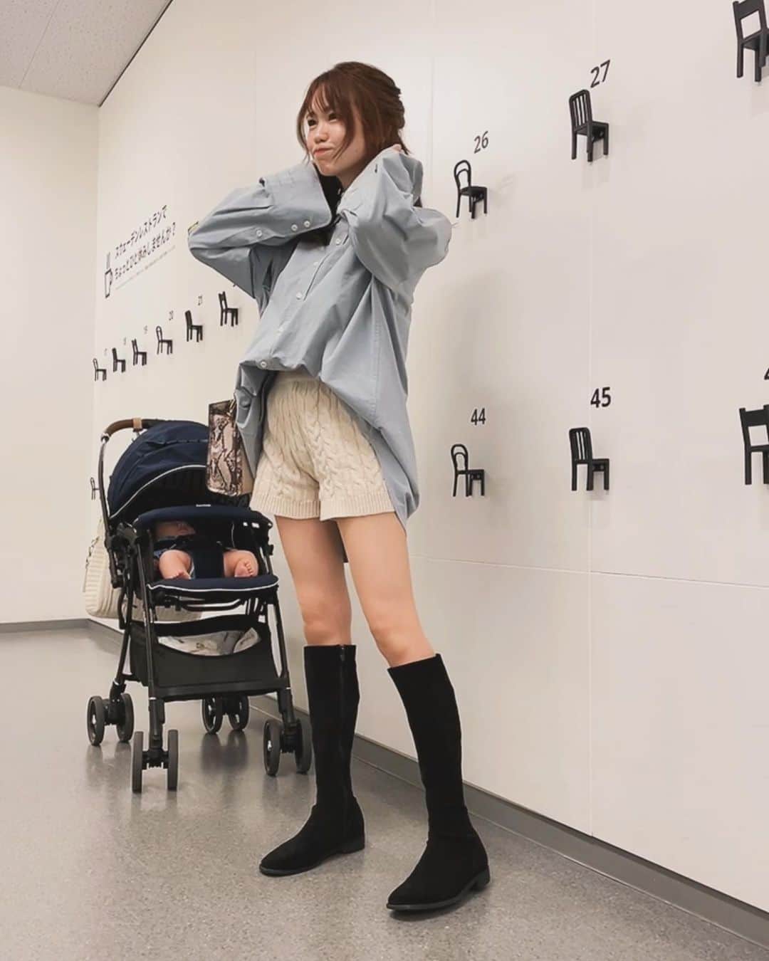 毛利佳納子さんのインスタグラム写真 - (毛利佳納子Instagram)「#IKEA ♡ Xmas仕様で可愛かった〜🥰✨  妊娠で10.5kg太りましたが 4ヶ月経って、ようやく元通りに😭✨ ウォーキングのおかげ🚶‍♀️💫⭐︎ ということで久々のショーパンコーデ🦵  娘とブルーリンク💙 4枚目の動画、あくびしてる🤣🤣💗 娘はどんどんムチムチに、、🥐♡    👶🏻 @grbirthday   👩🏻‍🍼 オーバーサイズシャツ @ungrid_official  ニットショートパンツ @grl_official  バッグ @milaowen_official   ロングブーツは2.3年前に買ったものです🥾 👶産まれてからぺたんこオンリー🥾     #バースディ  #ママコーデ  #リンクコーデ  #産後ダイエット  #親子リンクコーデ   #ミニ丈  #ショーパン  #シャツコーデ   #30代コーデ  #30代  #30代ファッション  #30代ママ   #アラサーコーデ  #イケア」11月9日 16時17分 - kanako_mouri