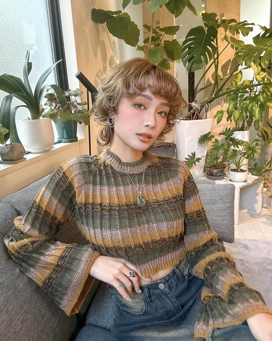 RiRiのインスタグラム：「NEW HAIR🌿  mushroom🍄🤍  @soga_rollen_gm ✂︎  ウルフのマッシュルームヘアが、 秋のお洋服にピッタリ🫒🍂  最近は、人の欲求が、どこに向いているのかのセンスが 一番大切だな〜と感じる日々🌱  愛のセンスがある人間に心が惹かれる🤍  エネルギーの強さと、波動の高さは違う。  エネルギーが強くても、波動が低い人もいるし、 エネルギーが弱くても、波動が高い人もいる。  エネルギーが強い人が、この世の中は成功しやすいのは一目瞭然。  それってなんなんだろ〜って感じてみた時に、 ドーパミンのバイフレーションが、エネルギーの強さで、 オキシトシン、セロトニンのバイブレーションが、 波動の高さなのかもと、なんとなーく感じた秋の日でした🍁」