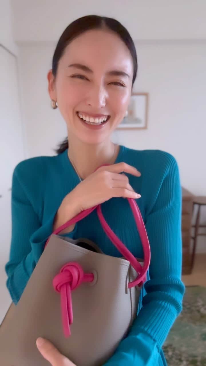 尾形沙耶香のインスタグラム：「好きな色は迷わずgreen。 ミントグリーンやターコイズグリーンなど、💚と💙が混ざった色味に目が無い私♡  #greenfashion  #秋服コーデ」