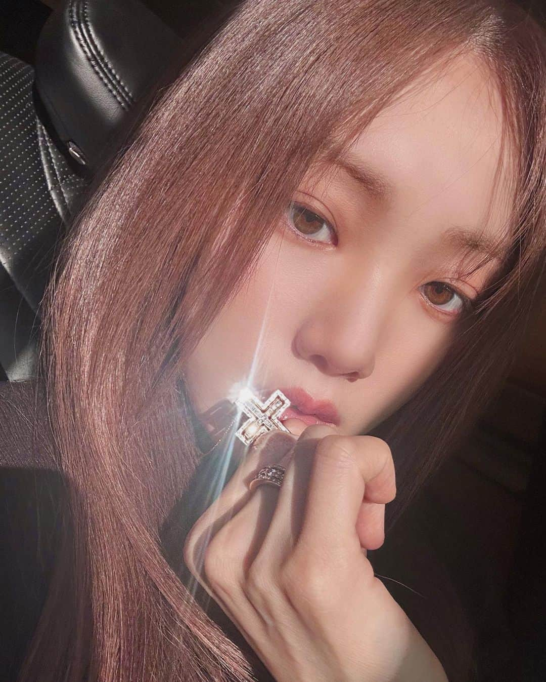 イ・ソンギョンのインスタグラム：「☀️💎✨🤍🖤  #AD #Damiani #다미아니」