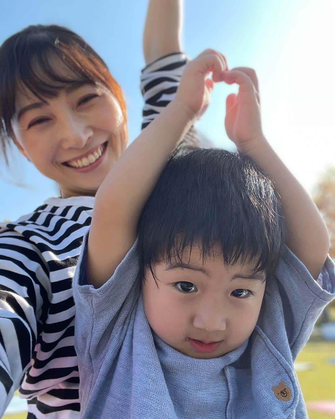 星野涼子のインスタグラム：「青空ピラティス①  見上げたその先は、どこまでも青空。 気持ちよかったな✨  #青空　#ピラティス　#どこまでも　#秋晴れ　#秋晴れの青空 #親子　#sky #bluesky #pilates #필라테스 #아들맘　#ラッドウィンプス　#radwimps #晴れゆく空　#agnesb #아들 #아들스타그램」