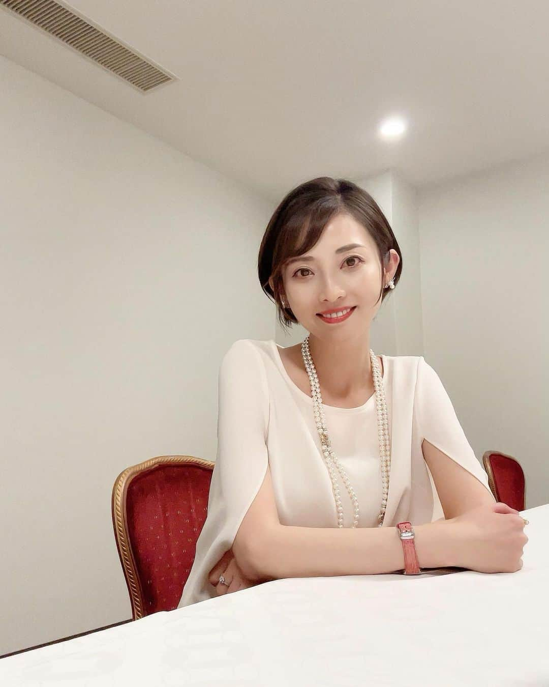 福田ゆみのインスタグラム：「今日は、初めてやるようなお仕事で大阪に来ています。 おすまし福田です。 やっと休憩でホッと一息。  本日11月9日（木）深夜24時30分〜 テレビ東京系「ポケットに冒険をつめこんで」4話  眠い時間かもですが、良かったらご覧ください。  今日はまだまだ頑張りますよ✨✨  #木ドラ24  #ポケットに冒険をつめこんで  #テレビ東京  #bsテレ東  #福田ユミ」