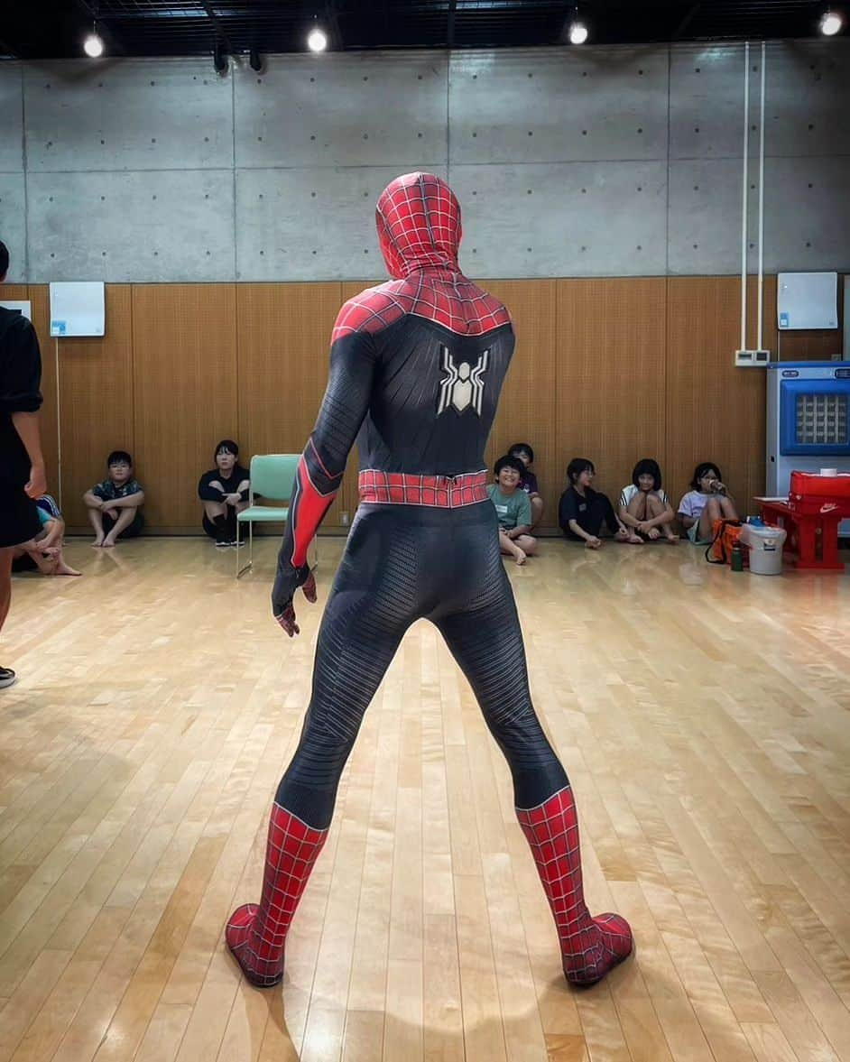 Japanese Spidermanさんのインスタグラム写真 - (Japanese SpidermanInstagram)「I'm back!!!⁡ ⁡. ハロウィンの日は有休取り、子供たちと一緒にスパイダーマンアクション体育！🕷️💃 ⁡ .⁡ みんな、ヒーロー気分で運動し、笑顔と笑い声が溢れる素敵な日になりました！👦👧 ⁡ .⁡ #週末ヒーロー#スパイダーマン#マーベル⁡ #ハロウィン#spiderman#marvel#アベンジャーズ#コスプレ#cosplay#ヒーロー#ブラックパンサー#アイアンマン#蜘蛛侠#avengers#マーベルズ」11月9日 16時31分 - takemix5271