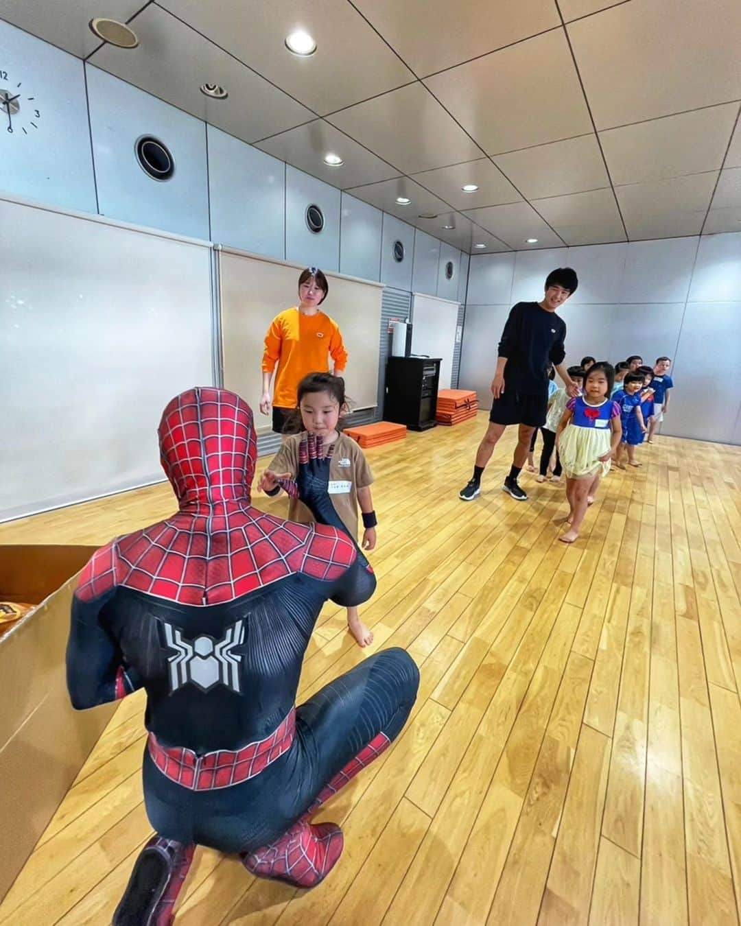 Japanese Spidermanさんのインスタグラム写真 - (Japanese SpidermanInstagram)「I'm back!!!⁡ ⁡. ハロウィンの日は有休取り、子供たちと一緒にスパイダーマンアクション体育！🕷️💃 ⁡ .⁡ みんな、ヒーロー気分で運動し、笑顔と笑い声が溢れる素敵な日になりました！👦👧 ⁡ .⁡ #週末ヒーロー#スパイダーマン#マーベル⁡ #ハロウィン#spiderman#marvel#アベンジャーズ#コスプレ#cosplay#ヒーロー#ブラックパンサー#アイアンマン#蜘蛛侠#avengers#マーベルズ」11月9日 16時31分 - takemix5271