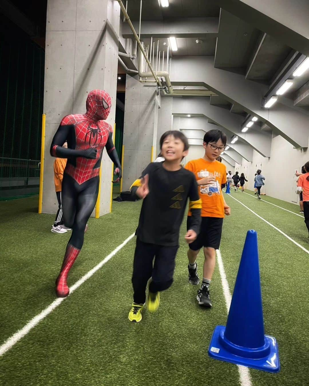 Japanese Spidermanさんのインスタグラム写真 - (Japanese SpidermanInstagram)「I'm back!!!⁡ ⁡. ハロウィンの日は有休取り、子供たちと一緒にスパイダーマンアクション体育！🕷️💃 ⁡ .⁡ みんな、ヒーロー気分で運動し、笑顔と笑い声が溢れる素敵な日になりました！👦👧 ⁡ .⁡ #週末ヒーロー#スパイダーマン#マーベル⁡ #ハロウィン#spiderman#marvel#アベンジャーズ#コスプレ#cosplay#ヒーロー#ブラックパンサー#アイアンマン#蜘蛛侠#avengers#マーベルズ」11月9日 16時31分 - takemix5271