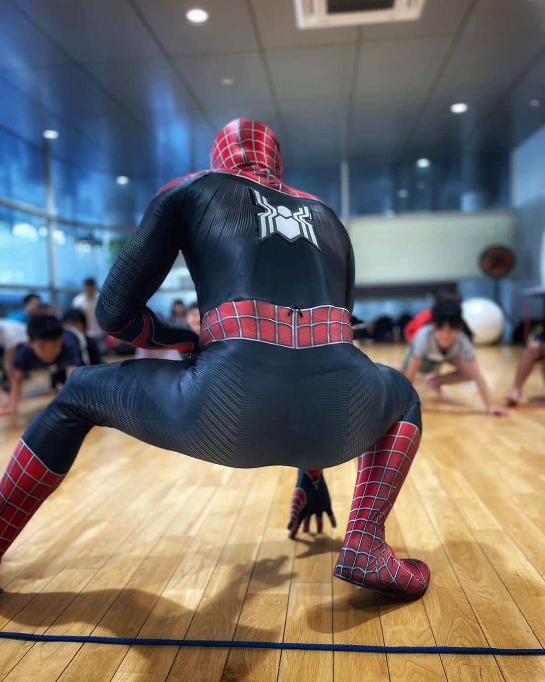 Japanese Spidermanのインスタグラム：「I'm back!!!⁡ ⁡. ハロウィンの日は有休取り、子供たちと一緒にスパイダーマンアクション体育！🕷️💃 ⁡ .⁡ みんな、ヒーロー気分で運動し、笑顔と笑い声が溢れる素敵な日になりました！👦👧 ⁡ .⁡ #週末ヒーロー#スパイダーマン#マーベル⁡ #ハロウィン#spiderman#marvel#アベンジャーズ#コスプレ#cosplay#ヒーロー#ブラックパンサー#アイアンマン#蜘蛛侠#avengers#マーベルズ」