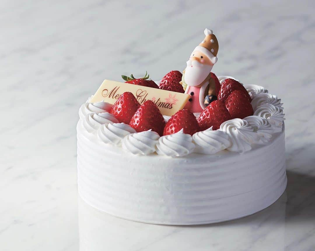 ホテルオークラ東京 Hotel Okura Tokyoのインスタグラム：「いつの時代も愛されるケーキ🎅🏼 Christmas sponge cake what be loved every year🎂  純白の生クリームの上に煌めく大粒の苺は、その年最高の仕上がりのものを使用しました。しっかりとした食感のスポンジは、ミルキーなクリームとの相性抜群です。  The large strawberries on top of the whipped cream are the best of the year's finest. The film texture of sponge perfectly matches with a milky cream.  「クリスマスショートケーキ」 デリカテッセン シェフズガーデン オークラ プレステージタワー 5階 ※要予約(お渡し5日前まで) ※数に限りがございます。予めご了承ください。  “Christmas Sponge Cake” Delicatessen Chef's Garden Location: 5th Floor, The Okura Prestige Tower ※A reservation required at least 5days in advance. ※Limited quantities  プロフィールよりどうぞ↑ #クリスマスケーキ  #クリスマスケーキ2023 #ショートケーキ #クリスマス #ホテルテイクアウト  #スイーツ好きな人と繋がりたい  #theokuratokyo #オークラ東京 #ホテル #都内ホテル #東京ホテル #ラグジュアリーホテル  #christmascake #Christmas  #cake  #hotel #tokyohotel #oneharmony #lhw #lhwtraveler #uncommontravel」