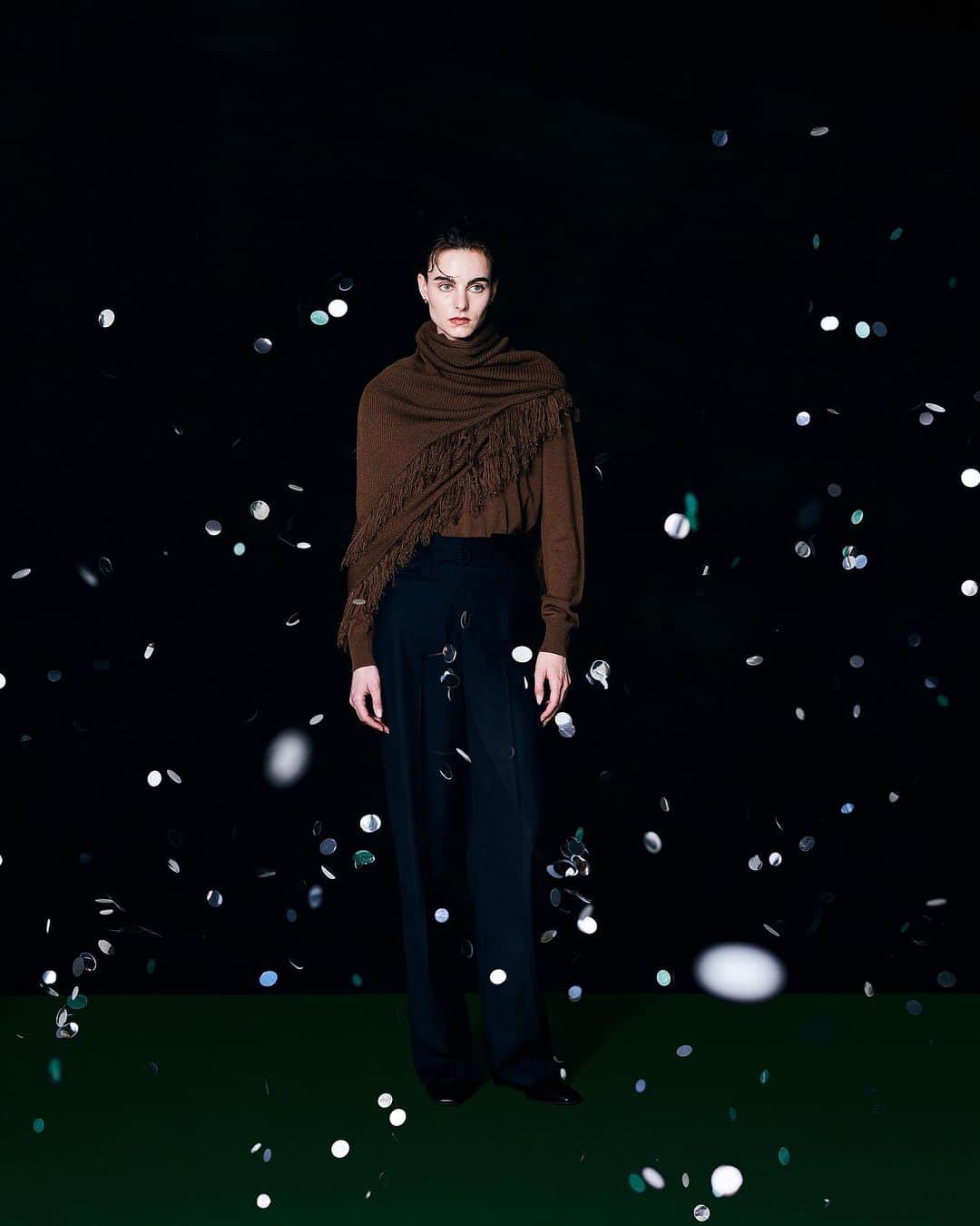 のインスタグラム：「HOLIDAY COLLECTION ____  11/15- order start  Tops and fringe stole set ¥26,400 (taxin)  冬のコーディネートに欠かせないニットとストールをセットにした、スペシャルなアイテム。トップスは肌馴染みの良いハイゲージの天竺編みで、アウトもインも叶うバランスの着回し力の高いシンプルなデザインに。顔回りを華やかにし防寒対策としても使えるストールは、表情のあるワッフル編みにフリンジをつけ、身体を包み込んでくれるような大判サイズとふんわりとした柔らかさに拘りました。細かくつけたフリンジが、さらりと巻くだけでも普段のスタイルをオシャレに格上げしてくれます。落ち着きのあるカラー展開で、上品な大人の冬スタイルが完成するアイテム。  11/15- order start  Uneven waist belt PT ¥23,650 (taxin)  マニッシュな生地とカラーで、シンプルだけど一癖あるデザインに仕上げたUneven waist belt PT。端正なスラックスの表情にデザインを含ませたアンバランスなウエストディテールで、他とは違ったスタイルの完成する一本です。トップスをインしたウエスト見せのスタイルが特におすすめです。  11/15- order start  Earring SCENE:8 ¥15,950 (taxin)  天然石を使用した小さめのピアス。使用する天然石によって印象が全く異なるため、自分に合った石を見つけるのも楽しくなるアイテム。デイリー使いでも、オケージョンにも使いやすい大きさにこだわりました。上品な色合いは顔周りを明るく演出し、ニュアンスのあるコーディネートのポイントになります。  ___  11/15(水)発売予定 RIM.ARK店舗 RIM.ARK online sheltter web store ZOZOTOWN  online order start AM10:00- ____  銀座三越店　03-3538-3568 新宿ルミネ2店　03-6911-2585 名古屋高島屋店　052-566-3633 阪急うめだ店　06-6313-0587 福岡VIORO店　092-707-0673 ____  #RIMARK#リムアーク」