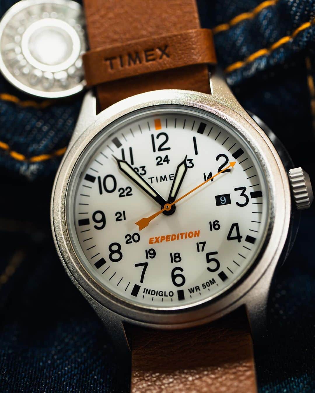 時計倉庫TOKIA 公式アカウントさんのインスタグラム写真 - (時計倉庫TOKIA 公式アカウントInstagram)「⌚️ 【商品紹介】 TIMEX 品番: TW2V07600  今回はTIMEXのお時計をご紹介します！ TIMEXがもつ長い腕時計に対する歴史を基に、現代のライフスタイルからインスピレーションを得た、そんなデザインが特徴的なお時計です。 肌馴染みのいいレザーのベルトは、裏蓋を覆っているデザインなので金属アレルギーの方でも付けることが可能だと思います。また白、グレー、オレンジの3色でまとめられたデザインや、リューズを押し込むと文字盤全体が光るなど時間の確認がしやすい要素が盛り込まれた一本です。  大きさや実際の色味など、ぜひ店頭でお試しください！スタッフ一同、心よりお待ちしております🙇‍♀️  ……………………………………………………….................  ☟オンラインショップはプロフィールURLから☟ @tokia_official  ……………………………………………………….................  #時計倉庫 #時計倉庫tokia #腕時計 #watch #手表 #腕元倶楽部 #腕時計好きな人と繋がりたい #timex #timexwatch #タイメックス」11月13日 16時00分 - tokia_official