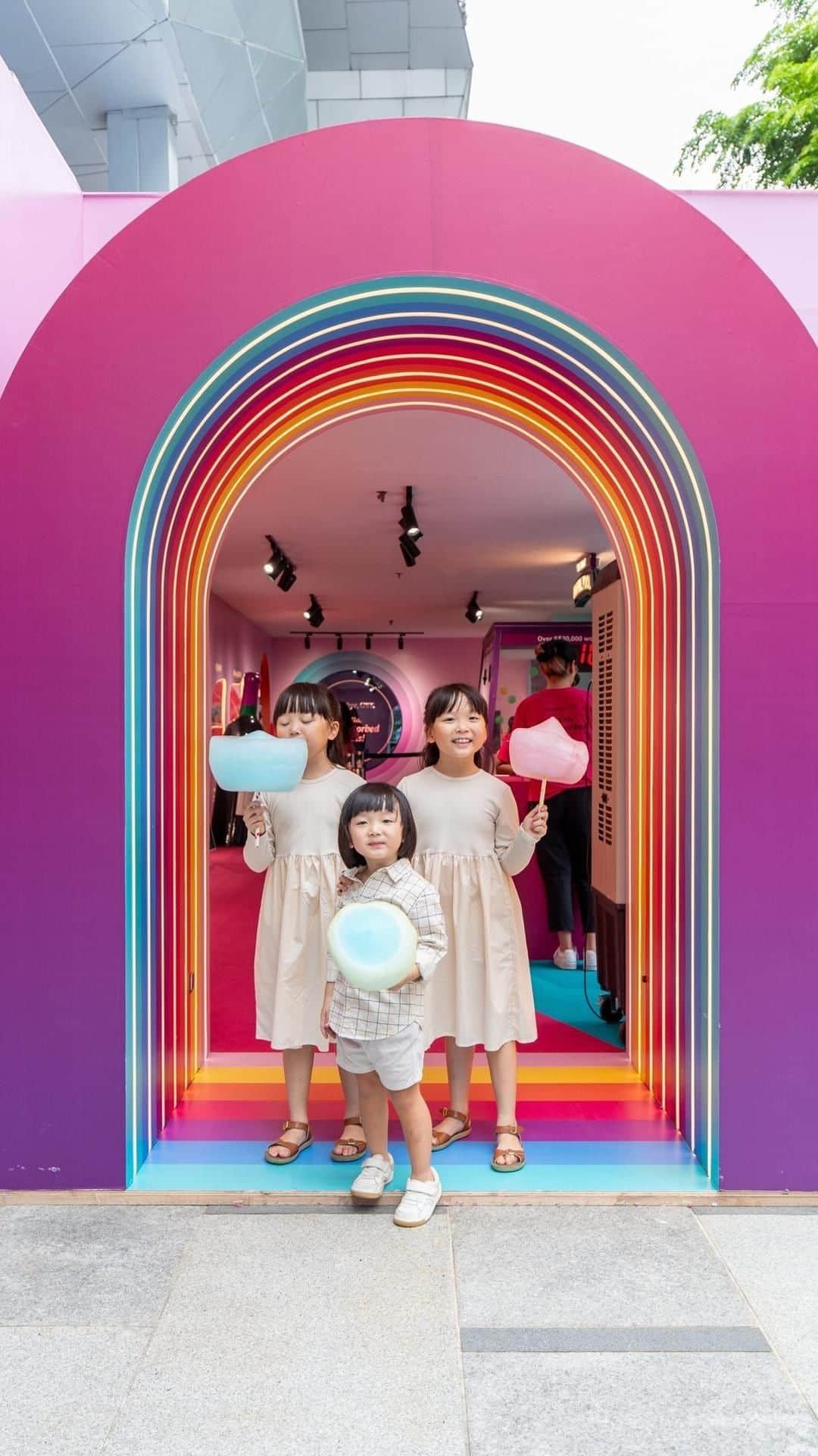 MOMOツインズのインスタグラム：「[iPhone14 GIVEAWAY*] Rainbows and cotton candies at the @ishopchangi Tax AbsorbMania Pop-up store at Wisma Atria (from now till 12 Nov, 12-9pm)!   Here’s how you can participate! 1. Take a creative pic or video at the pop-up store 2. Upload to your IG story or IG post 3. Follow + Tag @iShopChangi #TaxAbsorbMania & @leialauren and I will pick my favourite entry to win an iPhone 14! (P.S don’t forget to make your IG account public so we can see the entry) note: Contest ends on 12 Nov 11:59pm. Winner will be announced by 14 Nov.  What else to enjoy from this pop-up store: Enjoy event-exclusive deals with more than 60% of savings, free candy floss and play the Great Whirlpool to win prizes. Shoppers can also enjoy a further S$30* off on any items on iShopChangi.com with <NOTAXNOV30>  #iShopChangi #TaxAbsorbMania *Terms and conditions apply.」