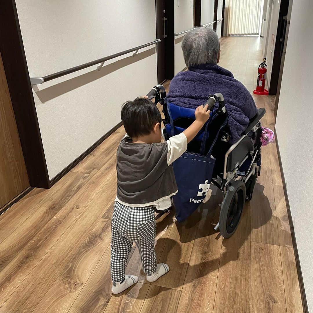 いわさきふきこ さんのインスタグラム写真 - (いわさきふきこ Instagram)「ひいおばあちゃんが暮らす施設へ。  #令和3年生まれ #令和3年5月生まれ #2歳6ヶ月」11月9日 16時38分 - fukikoiwasaki