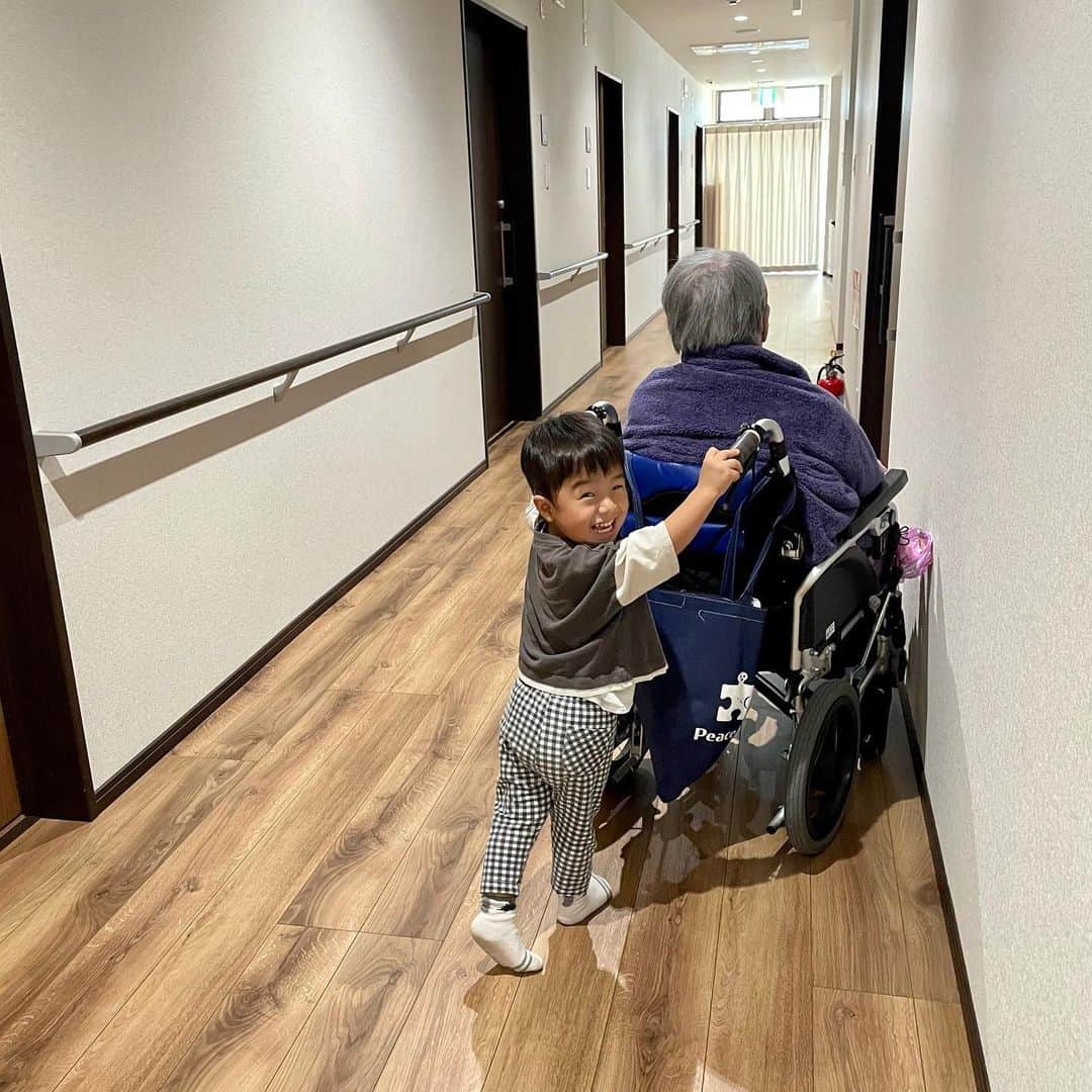 いわさきふきこ さんのインスタグラム写真 - (いわさきふきこ Instagram)「ひいおばあちゃんが暮らす施設へ。  #令和3年生まれ #令和3年5月生まれ #2歳6ヶ月」11月9日 16時38分 - fukikoiwasaki