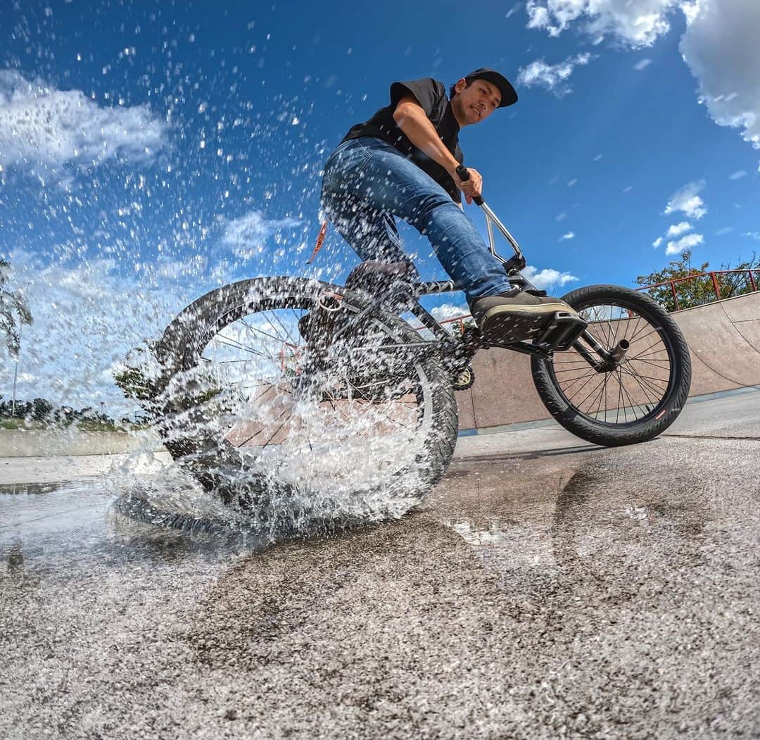 GoProのインスタグラム：「パークで水たまりに @daniel_bmxlife がスライドイン💧🚲💨 📷 #GoProファミリー @naoki.a4 + #GoProHERO12 Black ・ ・ ・ #GoPro #GoProJP #GoProMTB #MTB #バイク #マウンテンバイク #BMX #スケートパーク #アクションカメラ」