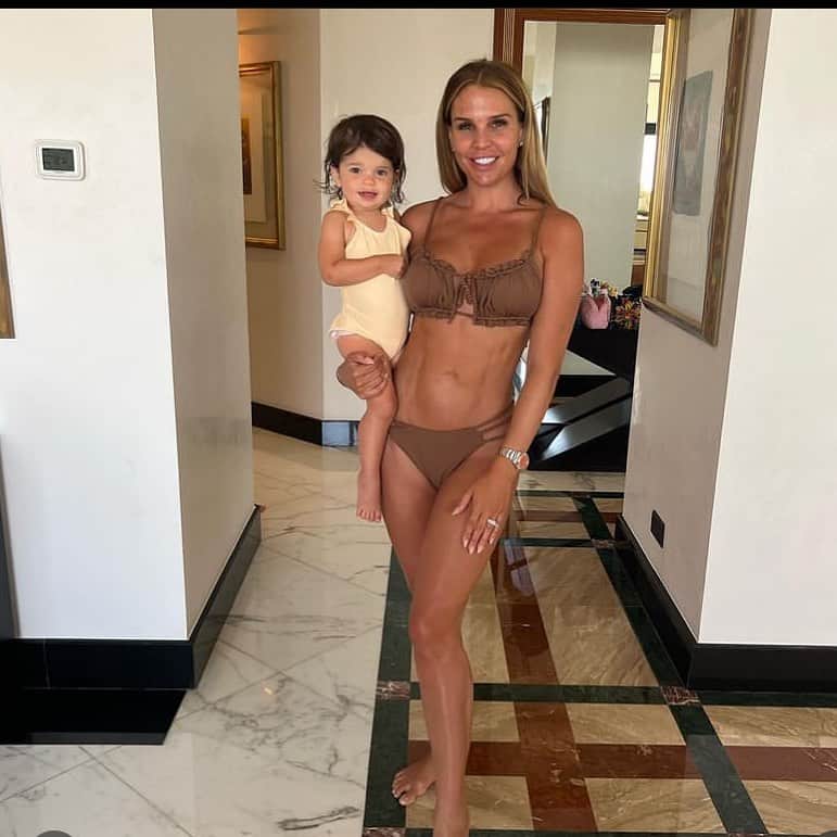 ダニエル・オハラのインスタグラム：「I’m doing it so my kids can inherit businesses & not bills…  So they can see mummy do anything she puts her mind to and know they can too… I want my babies to know there are opportunities out there for the taking… I want them to know there is nothing wrong with working for someone else but it’s not the the only option… I want them to know mummy can show them the world, make memories and earn while we are doing it…  I want to show you how you can too-  There is no ties or contracts, no catch…  I simply want to show you a way to make an extra income online through a fully licensed & accredited industry- The Travel Industry.  Have a look at the info & then make up your mind.   We all use the travel industry, we just haven’t been earning money from it when we could have.   January is coming- get ahead of the new year and monetize from the busiest month in this industry.  Message my inbox with “✈️” and I will send you some info. • • • • #travelpreneurlife #mumpreneurlife #residualincomeforlife #travellifediary #workingmumlife #onlineopportunity」