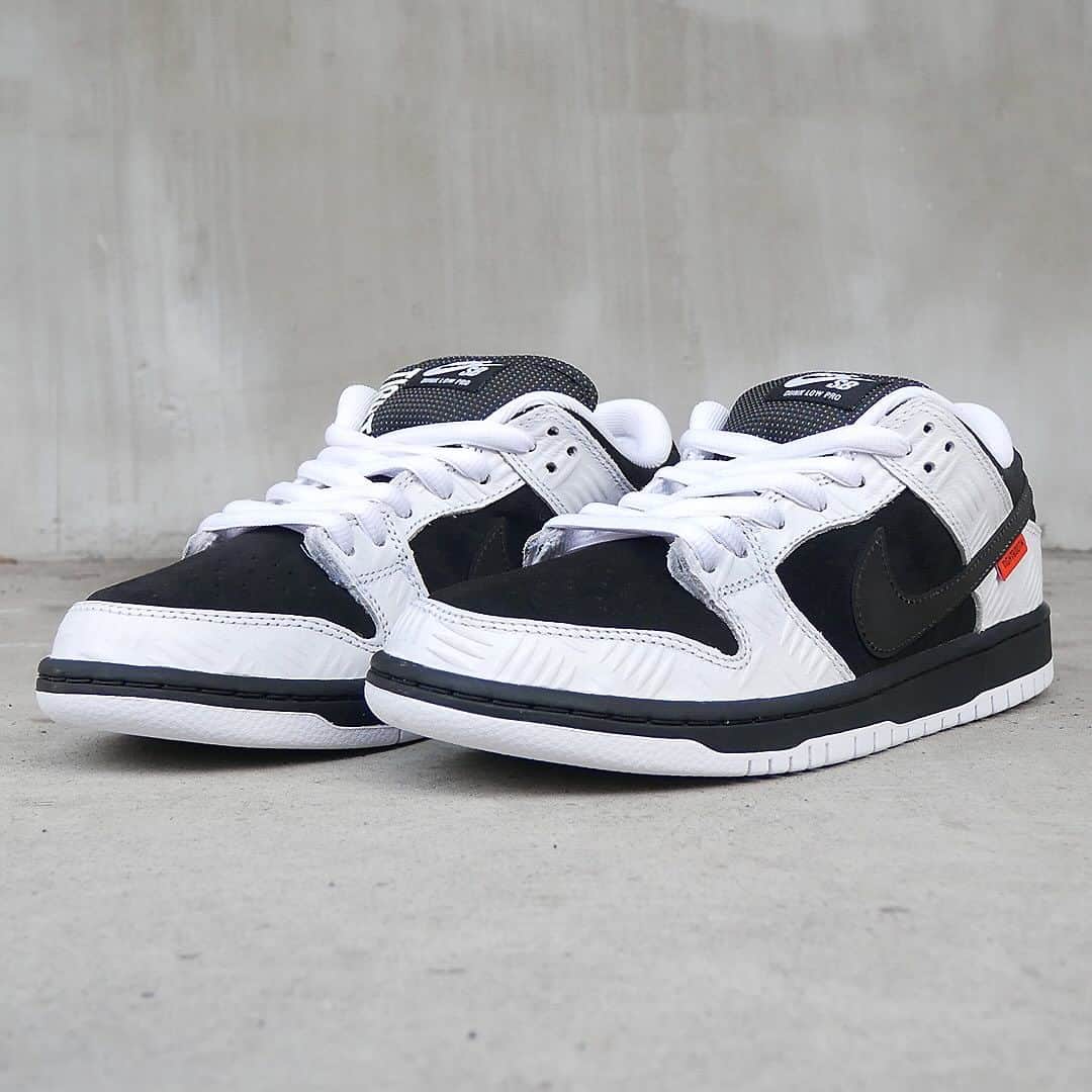 のインスタグラム：「【NIKE SB / DUNK LOW PRO QS x TIGHTBOOTH】  NIKE SB（ナイキエスビー）の定番モデル、DUNK LOW PRO。 ライダー、北詰隆平も所属するドメスティックブランド、TIGHTBOOTH との限定コラボモデル。 独自の世界観を落とし込んだアパレルラインでファッションシーンからも注目を浴び、映像作品 LENZ3 のリリースで、全世界から一目を置かれるブランドとなった。  ストリートのスケートボードではお馴染みの目打ち鉄板柄のエンボスレザーアッパー、リフレクター仕様のスウォッシュ、インソールやタン、随所にブランドイメージが散りばめられた、特別なモデルになります。  こちらの商品は当店で設定した金額以上のご購入履歴のある会員様の中から、抽選したお客様へ商品ページの url と パスワードを11月11日（土）10時、メールにてお送りいたします。お客様の環境によりメールが配信される時間が前後する場合がありますが、ご了承下さい🙏  注)数に限りがありますので、メールが届いても必ずご購入できるわけではありませんのでご注意下さい⚠️  【抽選対象者について】当店のショッピングサイト（www.californiastreet.net）にて会員登録されているお客様で、メールマガジンの購読設定が「可」、NIKE SB に関する情報設定が「はい」になっている方で、当店で設定した金額以上のご購入履歴のあるお客様が抽選対象者となります。ご登録内容はマイページ内、「登録内容の変更・解除」にてご確認下さい。抽選ページはございません。  こちらの商品に関するお問い合わせ等は一切受け付けておりませんので、ご了承下さい。近隣との混乱を避けるため、実店舗での販売は致しません☝🏻  #nikesb #ナイキsb #dunklow #ダンクロー #tightbooth #tbpr #タイトブース #skateboard #skateboarding #skater #カリフォルニアストリート #カリスト #スケートボード #スケボー #スケーター #californiastreet #calst」