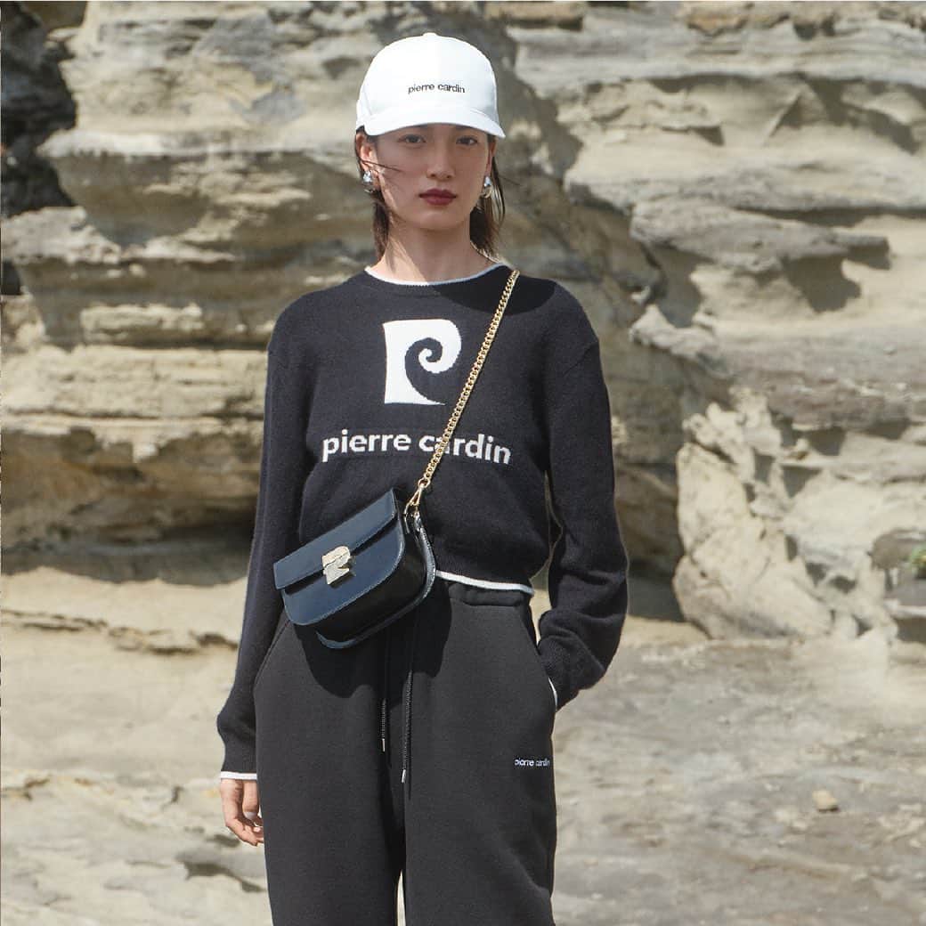 フレイアイディーのインスタグラム：「pierre cardin × FRAY I.D exclusive collection   11.9 thu START！！ 世界有数のデザイナー「ピエール•カルダン」との エクスクルーシブコレクションが初登場！  レトロモダンなピエール・カルダンのデザインソースをリスペクトし、FRAY I.D らしくモードに落とし込んだ全15型のラインアップ。  ピエール・カルダンならではの象徴的なモチーフをアクセントに、総柄のモノグラムや、ワンポイントなど印象に残るデザインを施しました。 優美な曲線を描くフォルムや、カラフルな色合いが並ぶ、 pierre cardin× FRAY I.Dの新コレクションをお楽しみください。  ●発売について 11.9 thu より全国直営店舗にて販売開始。  Official Online Store、USAGI ONLINEでは、 11.9 thu 0:00より販売スタート致します。  ●一部店舗にて先行発売 •11.7 tue 表参道ヒルズ店 •11.8 wed ジェイアール名古屋タカシマヤ店 POP UP STORE  ●POP UP STOREについて 全国の主要店舗にて、期間限定でPOP UP STOREをオープンいたします。  ■ジェイアール名古屋タカシマヤ店 5階 　期間：11月8日(水)～11月14(火) 　営業時間：10:00～20:00  ■阪急うめだ本店 4階 　期間：11月9日(木)～11月15(水) 　営業時間：10:00～20:00  ■博多阪急店 1階メディアステージ横 　期間：11月22日(水)～11月28(火) 　営業時間：10:00～20:00  ●pierre cardinについて ピエール・カルダンは1950年にアトリエを設立、1959年にオートクチュールデザイナーとして初めてプレタポルテを発表し「モードの民主化」を図る。 その後もデザイナーで初めてライセンスビジネスを興し、家具、車、ジェット機までライフスタイルに関わるあらゆる商品をデザイン。 1960年代に発表した代表作「コスモコールルック」をはじめ、グラフィカルなデザインとカラー、常に時代の先を行くクリエーションは多くのデザイナーに影響を与えた。  #frayid #pierrecardin」