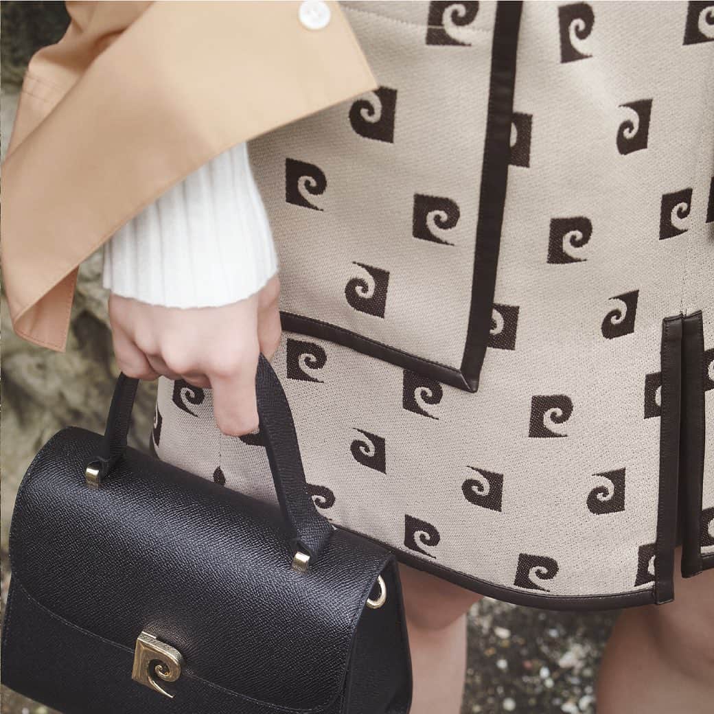 フレイアイディーのインスタグラム：「pierre cardin × FRAY I.D exclusive collection   11.9 thu START！！ 世界有数のデザイナー「ピエール•カルダン」との エクスクルーシブコレクションが初登場！  レトロモダンなピエール・カルダンのデザインソースをリスペクトし、FRAY I.D らしくモードに落とし込んだ全15型のラインアップ。  ピエール・カルダンならではの象徴的なモチーフをアクセントに、総柄のモノグラムや、ワンポイントなど印象に残るデザインを施しました。 優美な曲線を描くフォルムや、カラフルな色合いが並ぶ、 pierre cardin× FRAY I.Dの新コレクションをお楽しみください。  ●発売について 11.9 thu より全国直営店舗にて販売開始。  Official Online Store、USAGI ONLINEでは、 11.9 thu 0:00より販売スタート致します。  ●一部店舗にて先行発売 •11.7 tue 表参道ヒルズ店 •11.8 wed ジェイアール名古屋タカシマヤ店 POP UP STORE  ●POP UP STOREについて 全国の主要店舗にて、期間限定でPOP UP STOREをオープンいたします。  ■ジェイアール名古屋タカシマヤ店 5階 　期間：11月8日(水)～11月14(火) 　営業時間：10:00～20:00  ■阪急うめだ本店 4階 　期間：11月9日(木)～11月15(水) 　営業時間：10:00～20:00  ■博多阪急店 1階メディアステージ横 　期間：11月22日(水)～11月28(火) 　営業時間：10:00～20:00  ●pierre cardinについて ピエール・カルダンは1950年にアトリエを設立、1959年にオートクチュールデザイナーとして初めてプレタポルテを発表し「モードの民主化」を図る。 その後もデザイナーで初めてライセンスビジネスを興し、家具、車、ジェット機までライフスタイルに関わるあらゆる商品をデザイン。 1960年代に発表した代表作「コスモコールルック」をはじめ、グラフィカルなデザインとカラー、常に時代の先を行くクリエーションは多くのデザイナーに影響を与えた。  #frayid #pierrecardin」