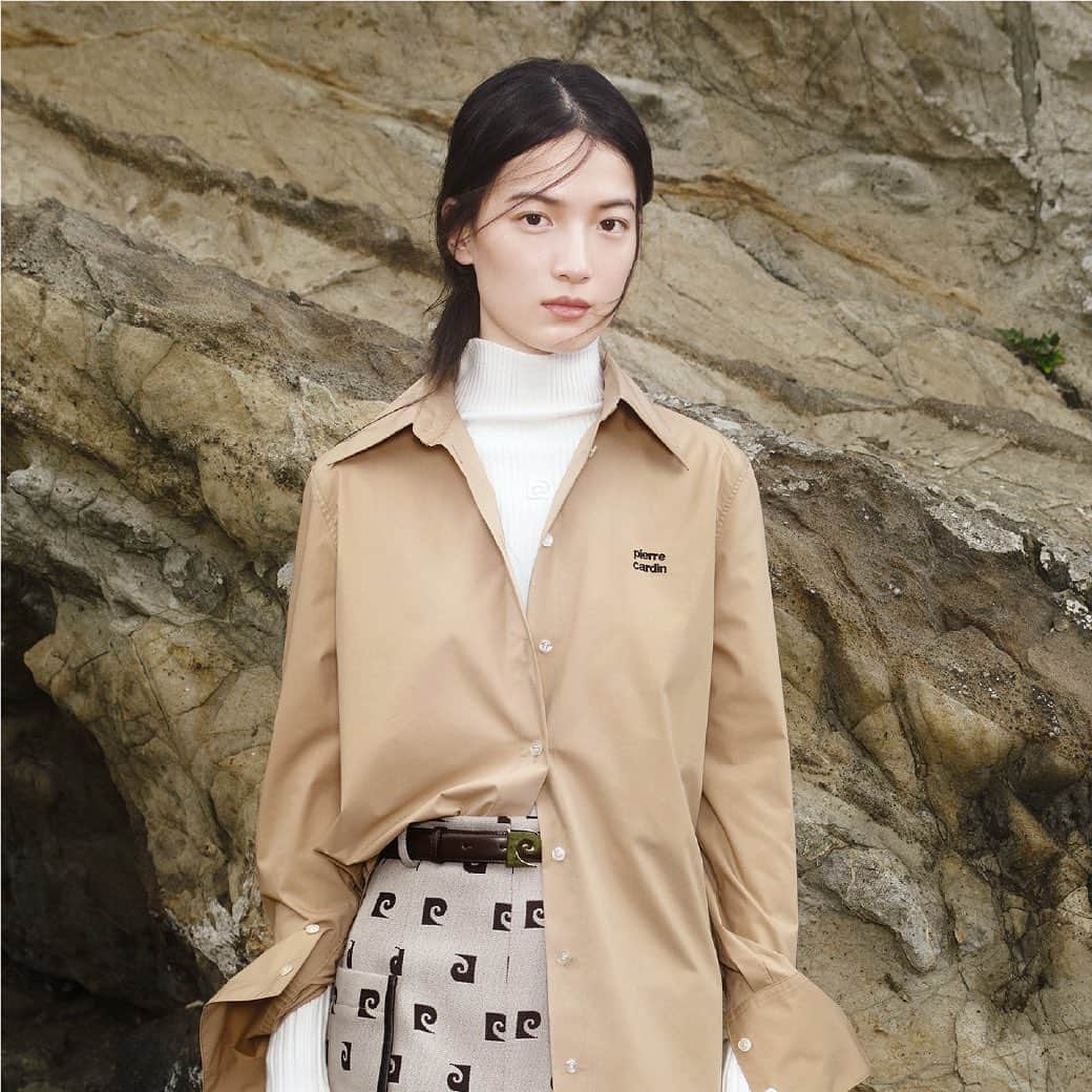 フレイアイディーのインスタグラム：「pierre cardin × FRAY I.D exclusive collection   11.9 thu START！！ 世界有数のデザイナー「ピエール•カルダン」との エクスクルーシブコレクションが初登場！  レトロモダンなピエール・カルダンのデザインソースをリスペクトし、FRAY I.D らしくモードに落とし込んだ全15型のラインアップ。  ピエール・カルダンならではの象徴的なモチーフをアクセントに、総柄のモノグラムや、ワンポイントなど印象に残るデザインを施しました。 優美な曲線を描くフォルムや、カラフルな色合いが並ぶ、 pierre cardin× FRAY I.Dの新コレクションをお楽しみください。  ●発売について 11.9 thu より全国直営店舗にて販売開始。  Official Online Store、USAGI ONLINEでは、 11.9 thu 0:00より販売スタート致します。  ●一部店舗にて先行発売 •11.7 tue 表参道ヒルズ店 •11.8 wed ジェイアール名古屋タカシマヤ店 POP UP STORE  ●POP UP STOREについて 全国の主要店舗にて、期間限定でPOP UP STOREをオープンいたします。  ■ジェイアール名古屋タカシマヤ店 5階 　期間：11月8日(水)～11月14(火) 　営業時間：10:00～20:00  ■阪急うめだ本店 4階 　期間：11月9日(木)～11月15(水) 　営業時間：10:00～20:00  ■博多阪急店 1階メディアステージ横 　期間：11月22日(水)～11月28(火) 　営業時間：10:00～20:00  ●pierre cardinについて ピエール・カルダンは1950年にアトリエを設立、1959年にオートクチュールデザイナーとして初めてプレタポルテを発表し「モードの民主化」を図る。 その後もデザイナーで初めてライセンスビジネスを興し、家具、車、ジェット機までライフスタイルに関わるあらゆる商品をデザイン。 1960年代に発表した代表作「コスモコールルック」をはじめ、グラフィカルなデザインとカラー、常に時代の先を行くクリエーションは多くのデザイナーに影響を与えた。  #frayid #pierrecardin」