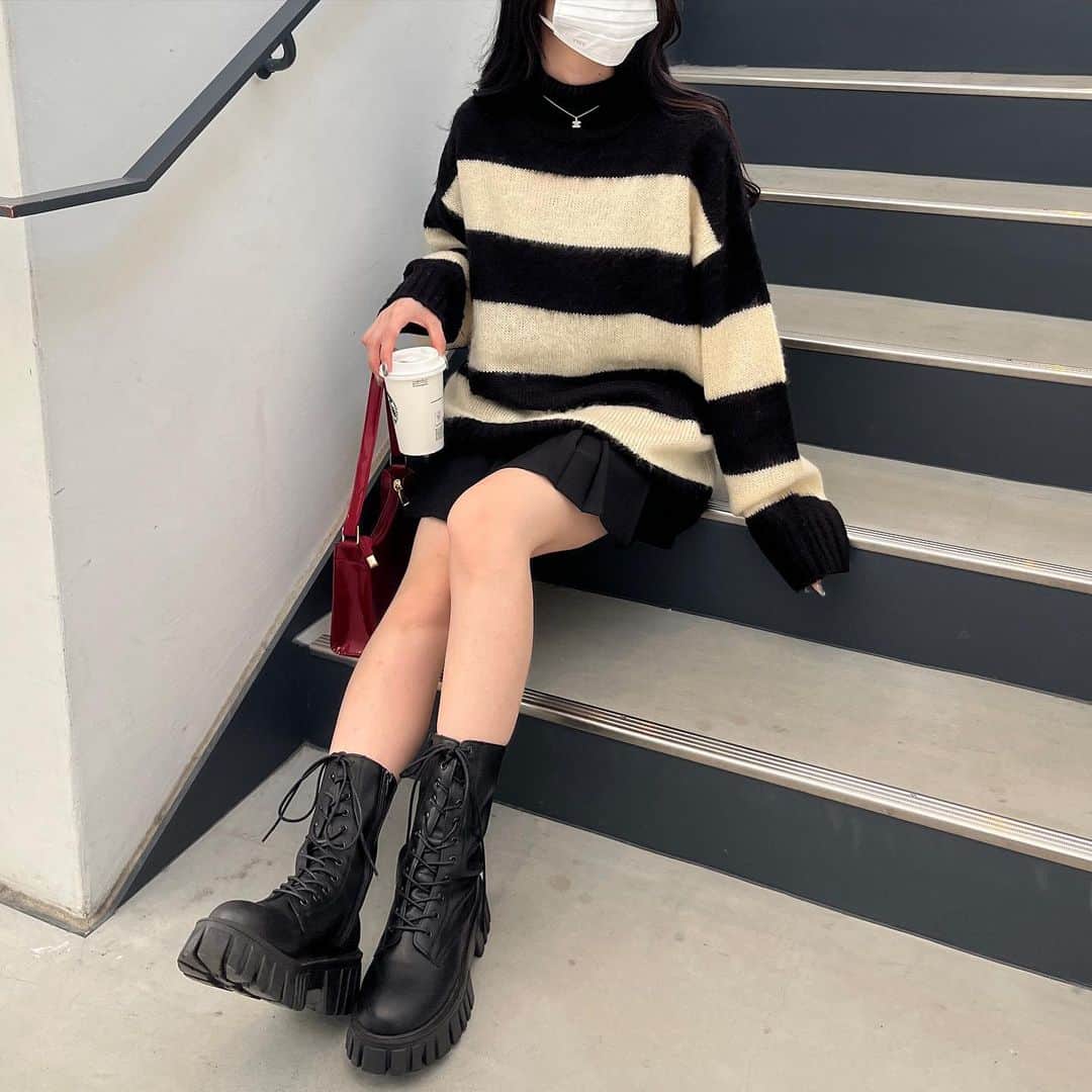 のインスタグラム：「《 11/13 new arrival 🍂 モヘアライクボーダーニット 》  今回は11／13販売の新作をご紹介。  太めのボーダーデザインで主役級のアイテム。  ふんわりした肌触りでストレスフリーな着用感です。  nemneオリジナルの配色となっております🤍  新作アイテムは販売日の26:00まで10％offで購入できます💫  保存してチェックしておいてね 🐰  .  ⬇️ アイテムはこちら  🌿【低身長サイズあり】モヘアライクボーダーニット price ：￥3,995（tax in） アイテム品番：NM1897 サイズ展開：S / M 販売日：11/13 （mon.）20:00- ※zozoのシステムの都合上、19:45-20:00で販売時間が前後する可能性があります。  .  #ootd #outfit #fyp  #着回しコーデ #おすすめ #韓国コーデ #秋冬コーデ #秋服 #nemne」
