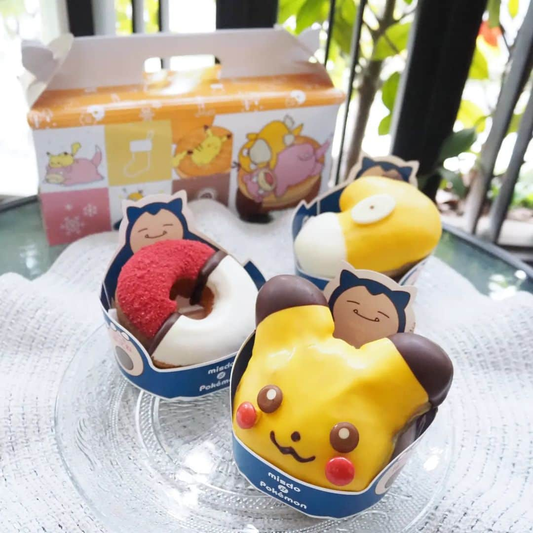 Kuboi Ayumiさんのインスタグラム写真 - (Kuboi AyumiInstagram)「ポケモン×ミスタードーナツコラボがはじまりました！  『ミスド ポケモン ポカ～ンとコレクション』 テーマは“ポカ～ンとのんびり、ひとやすみ。”  昨年も買ったピカチュウ ドーナツだけでなく、コダック ドーナツとモンスターボール リングも。 のんびりおさんぽポーチや、すやすやブランケットなどのかわいいグッズとのセットも売っていました。 おすすめは、おこさまグッズセット。 1セットにつき、ミスタードーナツ オリジナルデザインのポケモンメザスタが１個ついてくるので、ポケモン好きにはたまらないセットです。 ボックスもナプキンもポケモン仕様でかわいすぎました。  ちなみに、クリスマスの定番商品「ポン・デ・リース」も出てるので、チェックしてみてくださいね。  ○+●+○+●+○+●+○+●+○+●+○+●+○+●  @himekagami　←　check♡  おうちごはん が楽しくなるお取り寄せグルメ や 簡単＆時短ごはん、育児情報など発信中！ 投稿が気に入ったら保存&フォローしていただけるとうれしいです。 いつもありがとうございます(^^)  ○+●+○+●+○+●+○+●+○+●+○+●+○+●  #pokemon #ポケモン #ポケットモンスター #ミスド #ミスタードーナツ #ピカチュウ #コダック #モンスターボール #ドーナツ #donut #メザスタ」11月9日 16時49分 - himekagami