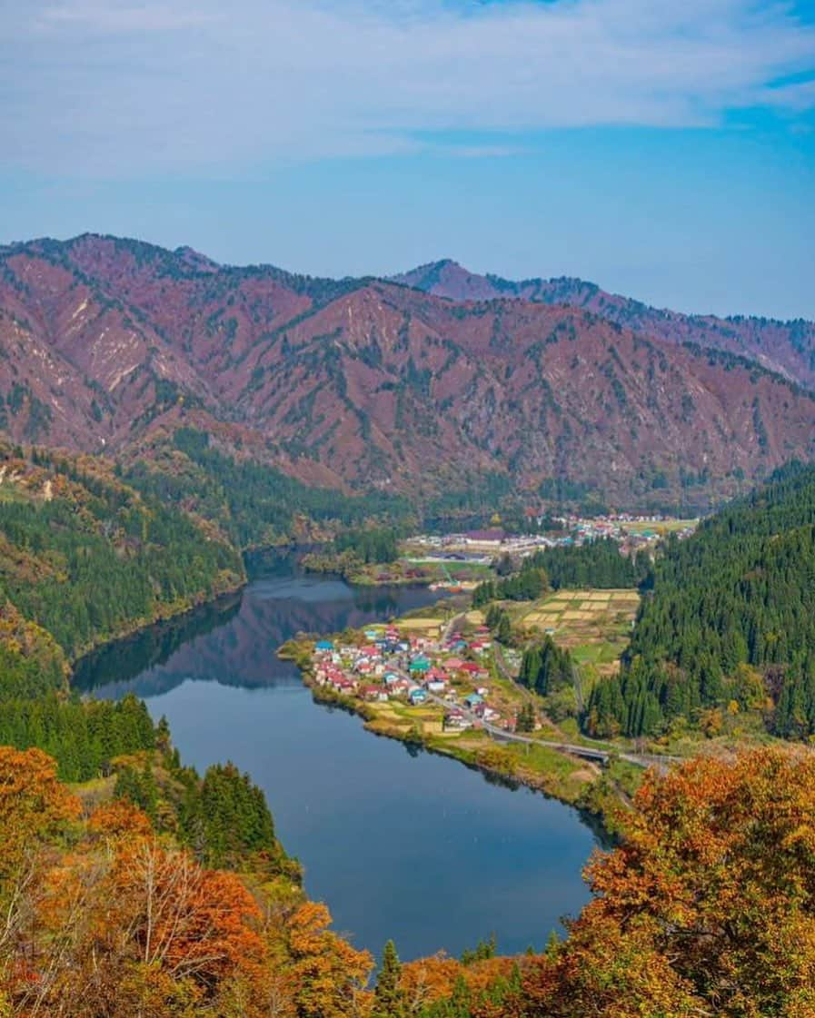 Rediscover Fukushimaさんのインスタグラム写真 - (Rediscover FukushimaInstagram)「Stunning autumn colors at Oshi Village (大志集落), Kameyama, in Western Fukushima. 🍁  This is the view from a place called Shirifuki Pass (尻吹峠), and looks stunning this time of year!   📸 Thank you for this wonderful photo, @tsumizo 🙌  What is your favorite autumn spot in Fukushima?  #visitfukushima #fukushima #japan #autumn #autumnvibes #beautifuldestinations #instagood #photooftheday #instatravel #japantrip #japantravel #japan_camera #tohoku #kaneyamatown #shirifukipass #oshivillage #okuaizu #jrtadamiline #tadamiline #beautifuljapan #japanese #japaninautumn #japanlovers #beautifulvillage」11月9日 16時51分 - rediscoverfukushima