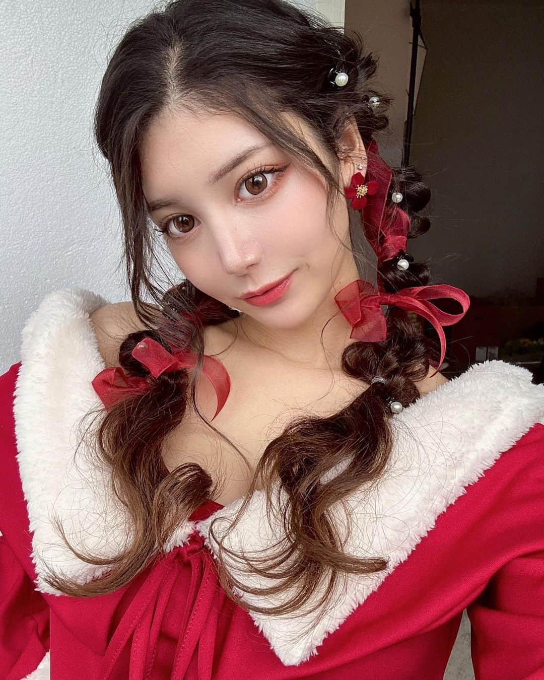 サントス飛鳥さんのインスタグラム写真 - (サントス飛鳥Instagram)「ヘアセット可愛い❤️🌹📷  #撮影 #ヘアセット #編みおろし #サンタコス」11月9日 16時52分 - alice_fushigino_