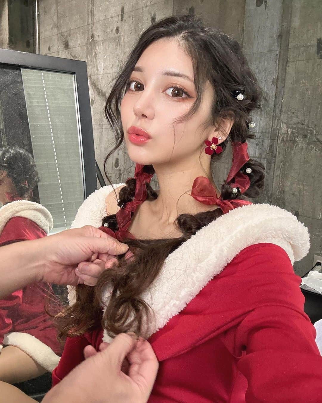 サントス飛鳥さんのインスタグラム写真 - (サントス飛鳥Instagram)「ヘアセット可愛い❤️🌹📷  #撮影 #ヘアセット #編みおろし #サンタコス」11月9日 16時52分 - alice_fushigino_