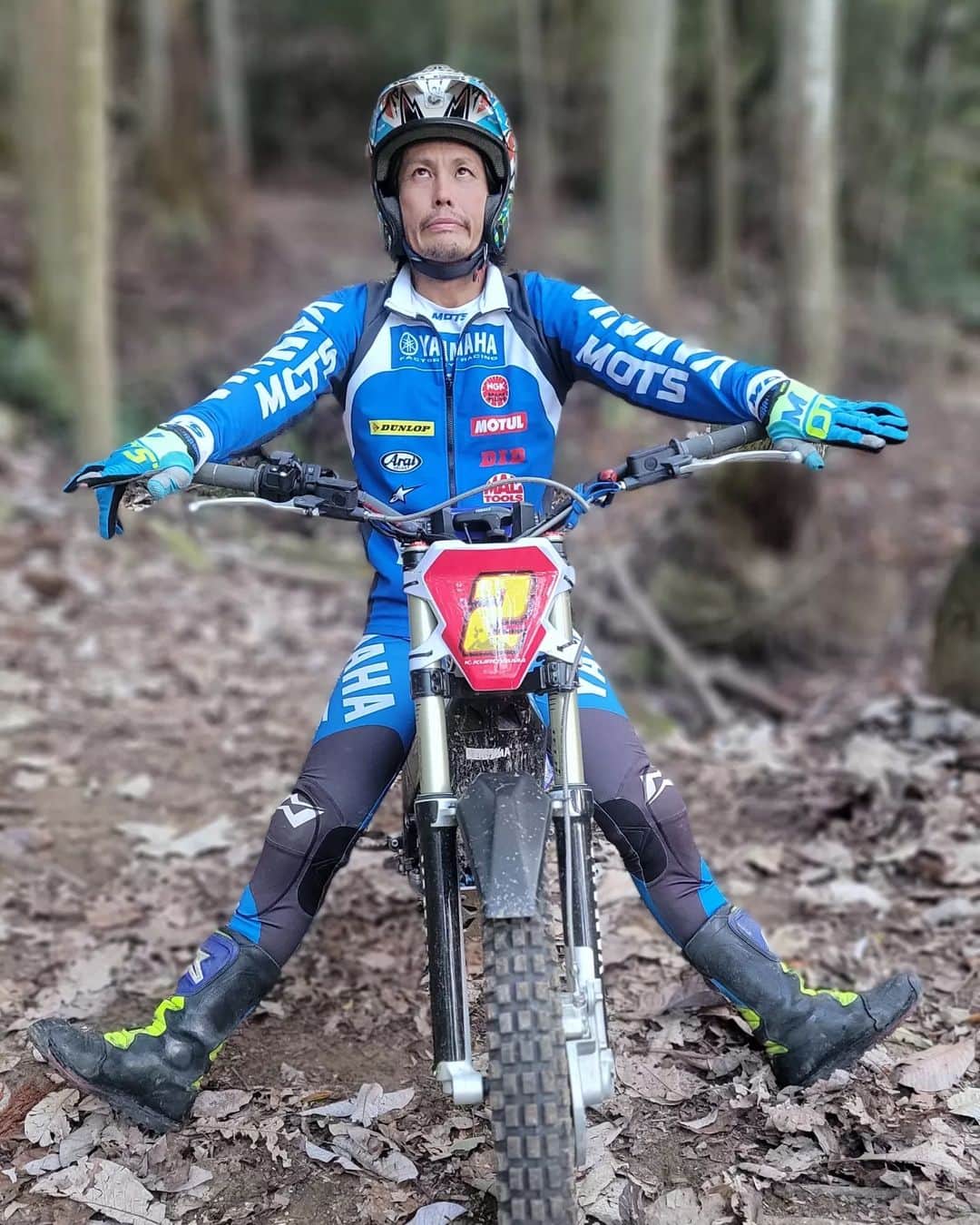 のインスタグラム：「Good Trial 😄  #araihelmet　 #alpinestars　 #motsracing #DUNLOP #yamaha　 #yamahafactoryracing  #goodfeeling」
