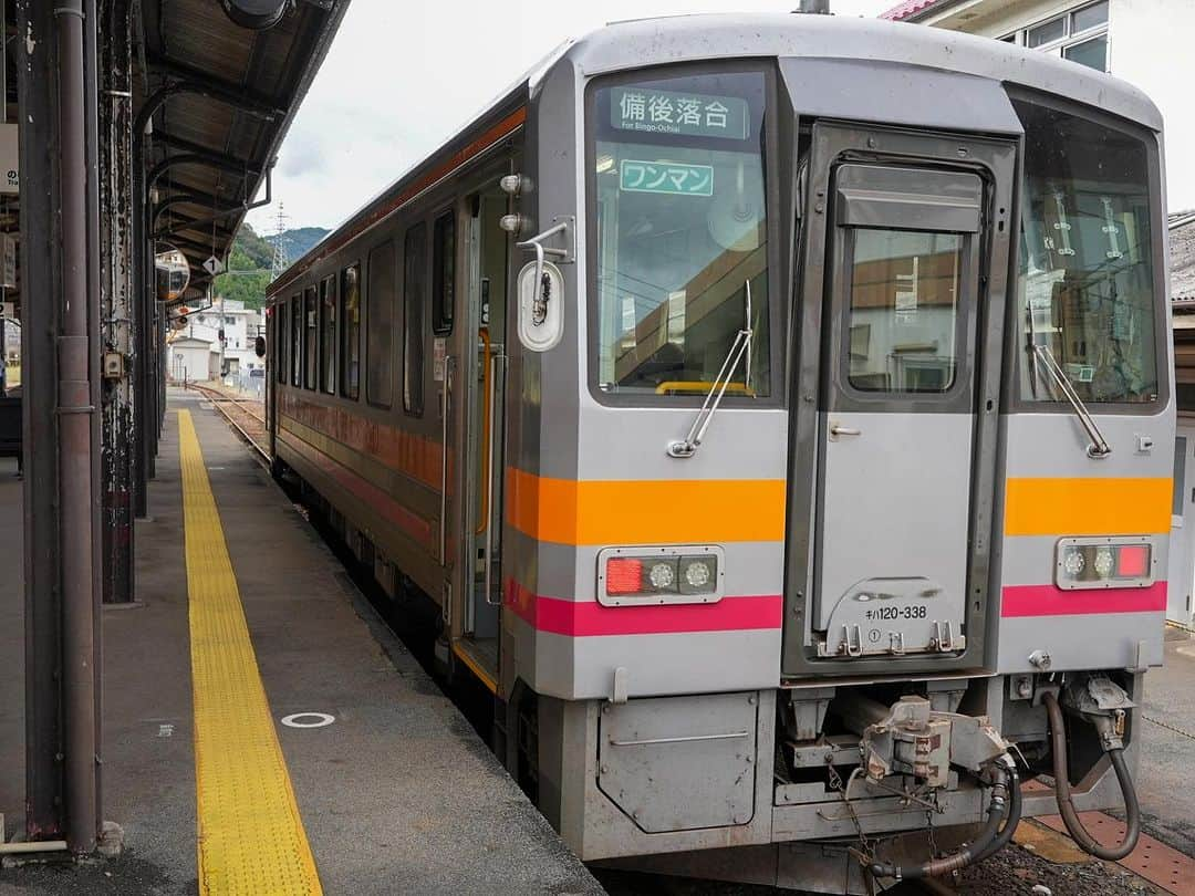 伊藤桃さんのインスタグラム写真 - (伊藤桃Instagram)「【#新見駅 #駅前食堂 】 特急やくもに乗車して、12:07着で新見駅へ… 新見からは13:07発の列車で芸備線方面に向かい、備後落合を目ざします。 ということで1時間あいたので駅前ランチに行ってきました！ * 2枚目: 約1年ぶりの新見駅！！ 3枚目: 駅構内には新見駅にまつわる車両の写真があります📸 1枚目: 改築こそされていますが、昭和3年の開業時からかわらない#木造駅舎 もレトロですき…👀💓 * 伯備線、姫新線と乗り入れており交通の要衝でもある新見駅。 グルメスポットがいくつかあるのですが… 本日のランチは 4枚目: 新見駅から徒歩1分！ 駅目の前にある「きくや食堂」さんです。 店内ではお父さんがワンオペでお店を切り盛りしていました。 お昼時ということもあり、私と同じ鉄旅中の人でお店は賑わっていましたが、それでも丁寧にかつすばやく接客してもらえて伊藤感激🥹 * オムライスやラーメンなどもありましたが… 注文したのは 5枚目: のれんにも書かれていた#備中そば 😳 どんなものかしらん、と思ったら… 炒められたお野菜がどどん！とのったお蕎麦が来ました👀 どうもこのきくやさんオリジナルのものだそう。 そして身体にしみる優しいお出汁…最高…😇💓 また新見に降りる時はいきたい！！ * 6枚目: すっかり満腹で、備後落合へとむかいます🚞💫 * #キハ120 #新見 #新見グルメ #芸備線 #姫新線 #伯備線 #昭和レトロ #レトロ食堂」11月9日 17時04分 - itomomo_tetsu