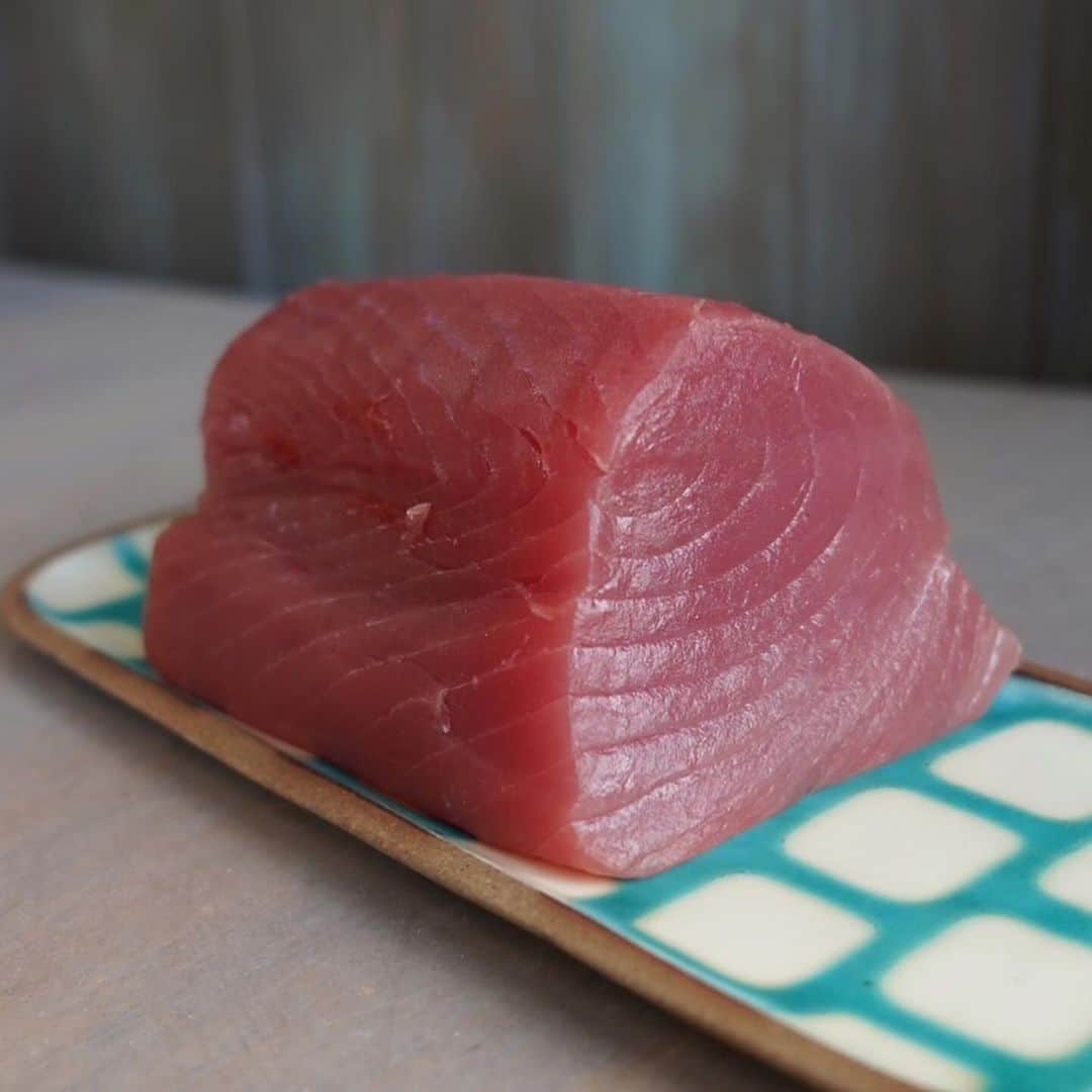 Yuri Sakuraiさんのインスタグラム写真 - (Yuri SakuraiInstagram)「沖縄のマグロは非常に美味しいと評判です♪ その理由を知っていますか？  まずは１つ目に鮮度の高さ！ 沖縄は海に囲まれた島々で、新鮮な海産物が豊富です！！ その中でも、新鮮なマグロは地元料理の中で重要な位置を占めています！  ２つ目に味わいです！ 沖縄のマグロは、豊かな海の恵みを受けて育つため、深い味わいと豊かな脂肪を持つことが多いです！ これが、寿司、刺身、煮付け、または他の調理法で楽しむ際に美味しさを引き立てます！！  ３つ目は地元の食材と組み合わせの良さです！ 沖縄のマグロは、地元の野菜や調味料と組み合わせて独自の料理を作ることができます。 これが、地元の食文化を豊かにし、観光客にも魅力的な食事体験を提供する事が出来ます！！  沖縄のマグロは新鮮さ、味わい、多彩な調理法、地元の食材との組み合わせにおいてとても魅力的であり、地域の食文化を代表する一つと言われています！  そんな沖縄県産のマグロを使った 〝マグロステーキカツバーガー〟 リリースをする直前まで、  油の温度、揚げる分数の時間、衣の細かさ、下処理に振りかける塩の量などなど、 連日 試作を重ねてフードチームと共に話し合っています！  魅力ある商品を皆様に提供出来るように 頑張りますので楽しみにして頂けたら嬉しいです！！  #沖縄県産マグロ #まぐろ#マグロ#生マグロ #マグロカツバーガー #極厚マグロカツバーガー #鯖バーガー #沖縄人気スポット#ウミカジテラス #沖縄グルメ#瀬長島#沖縄カフェ#沖縄南部#カフェ  #mkcafe#okinawa #japan #fishburger#umikajiterrace #cafe」11月9日 17時05分 - yuri_sakuraiii