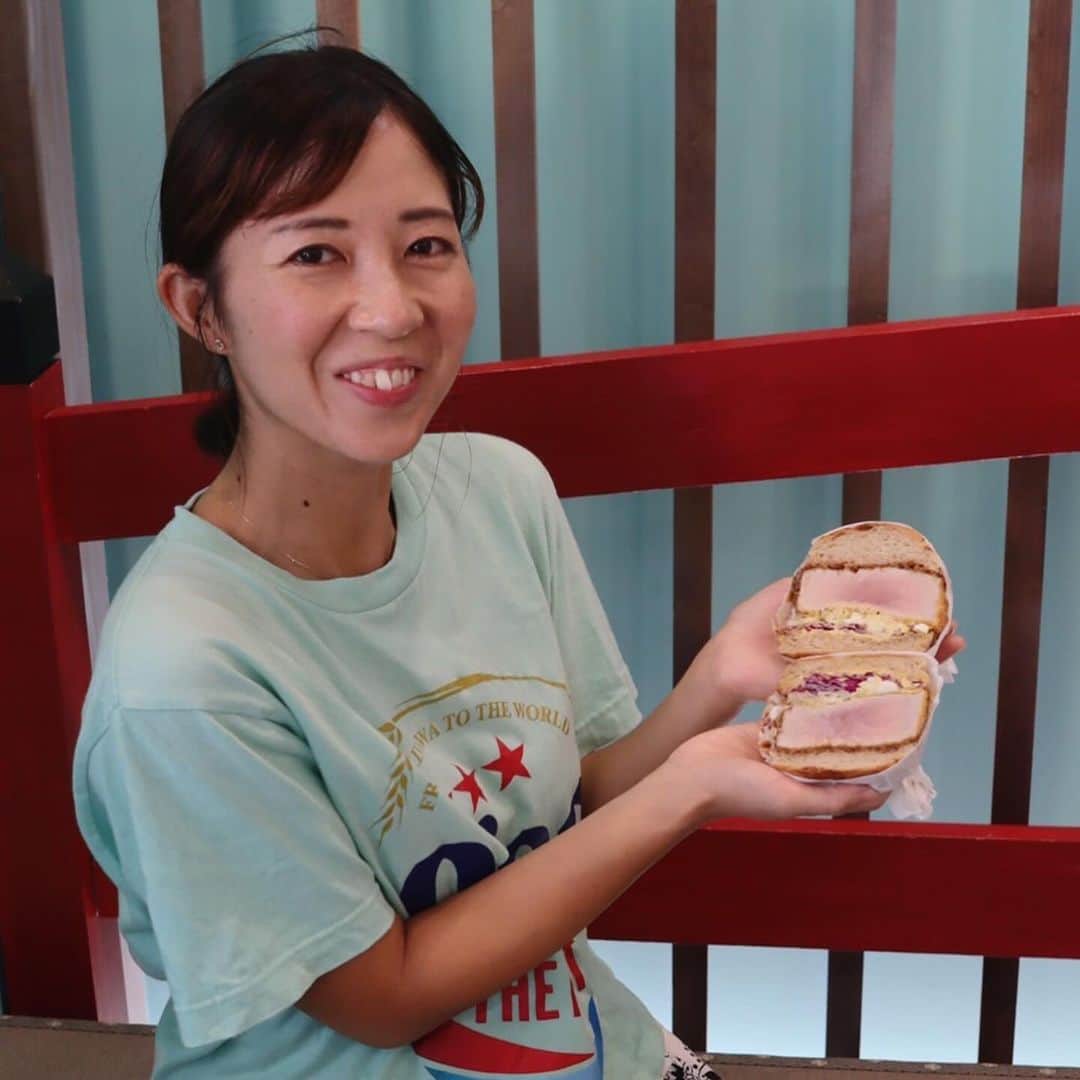 Yuri Sakuraiさんのインスタグラム写真 - (Yuri SakuraiInstagram)「沖縄のマグロは非常に美味しいと評判です♪ その理由を知っていますか？  まずは１つ目に鮮度の高さ！ 沖縄は海に囲まれた島々で、新鮮な海産物が豊富です！！ その中でも、新鮮なマグロは地元料理の中で重要な位置を占めています！  ２つ目に味わいです！ 沖縄のマグロは、豊かな海の恵みを受けて育つため、深い味わいと豊かな脂肪を持つことが多いです！ これが、寿司、刺身、煮付け、または他の調理法で楽しむ際に美味しさを引き立てます！！  ３つ目は地元の食材と組み合わせの良さです！ 沖縄のマグロは、地元の野菜や調味料と組み合わせて独自の料理を作ることができます。 これが、地元の食文化を豊かにし、観光客にも魅力的な食事体験を提供する事が出来ます！！  沖縄のマグロは新鮮さ、味わい、多彩な調理法、地元の食材との組み合わせにおいてとても魅力的であり、地域の食文化を代表する一つと言われています！  そんな沖縄県産のマグロを使った 〝マグロステーキカツバーガー〟 リリースをする直前まで、  油の温度、揚げる分数の時間、衣の細かさ、下処理に振りかける塩の量などなど、 連日 試作を重ねてフードチームと共に話し合っています！  魅力ある商品を皆様に提供出来るように 頑張りますので楽しみにして頂けたら嬉しいです！！  #沖縄県産マグロ #まぐろ#マグロ#生マグロ #マグロカツバーガー #極厚マグロカツバーガー #鯖バーガー #沖縄人気スポット#ウミカジテラス #沖縄グルメ#瀬長島#沖縄カフェ#沖縄南部#カフェ  #mkcafe#okinawa #japan #fishburger#umikajiterrace #cafe」11月9日 17時05分 - yuri_sakuraiii