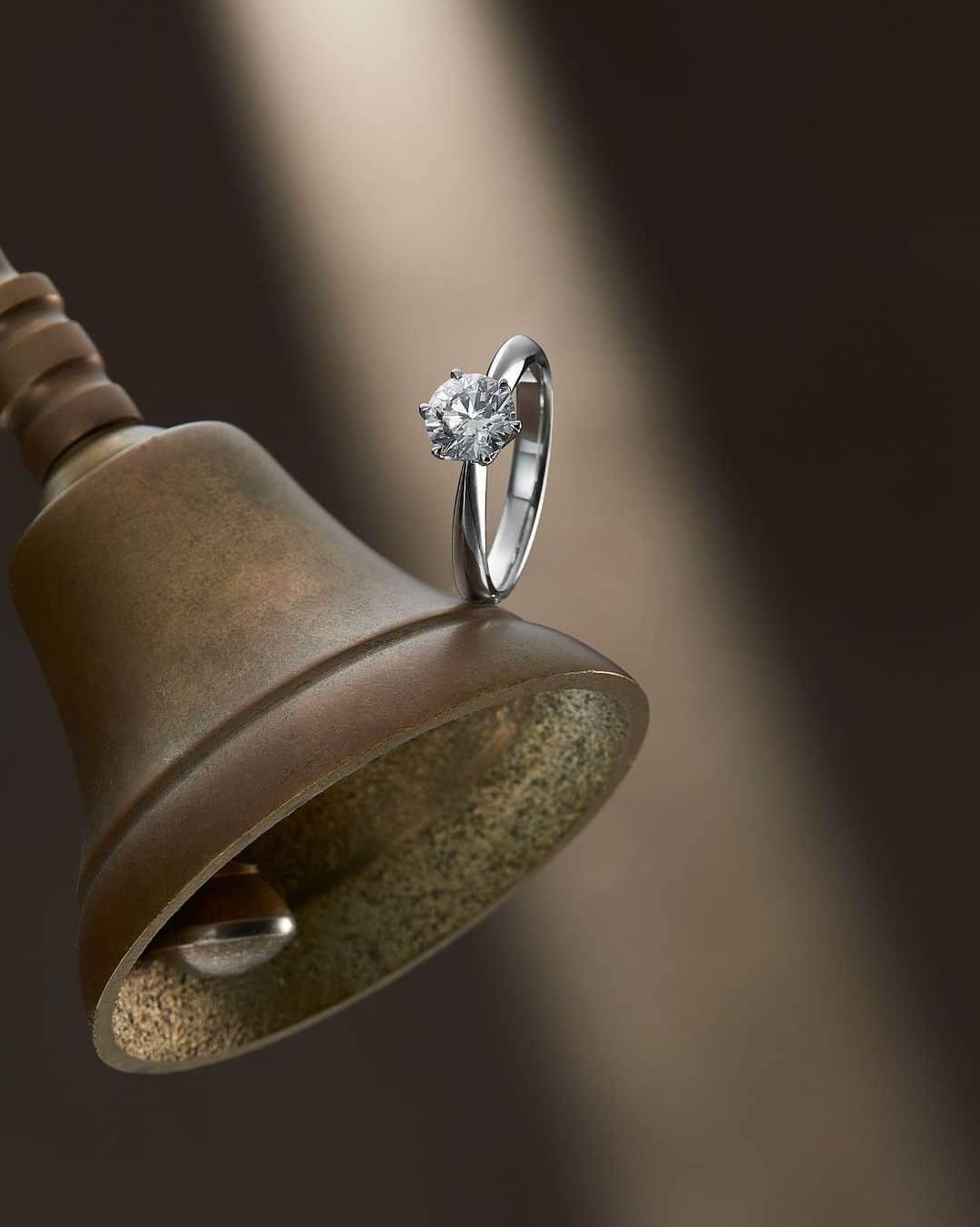 ラザール ダイヤモンド ブティック公式 | 婚約・結婚指輪さんのインスタグラム写真 - (ラザール ダイヤモンド ブティック公式 | 婚約・結婚指輪Instagram)「ー 生涯にひとつの宝物 ー  数あるジュエリーブランドの中でも、 “世界三大ダイヤモンドカッターズブランド” のひとつと称される ラザール ダイヤモンド。  理想のカッティングを施した「アイディアルメイク」は ダイヤモンドを七色に輝かせ、奇跡の輝きを放つ。  いつまでも特別な高揚感、 贈られた瞬間のハピネスを指もとに。  ＜婚約指輪＞CARILLON  #lazarediamond #ラザールダイヤモンド #婚約指輪 #エンゲージリング #NEWYORK #NYC #ダイヤモンド #ダイヤモンドリング #ブライダルリング #ブライダルリング専門店」11月9日 16時59分 - lazarediamond_boutique