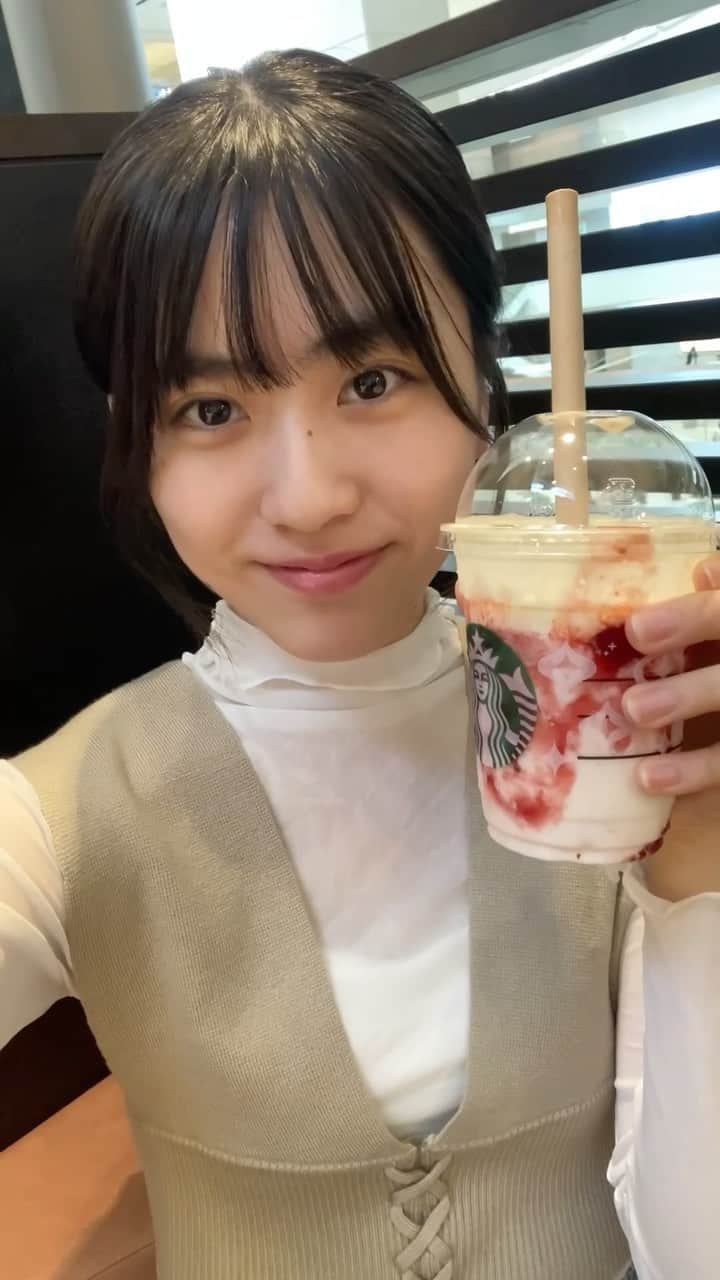 冨波心のインスタグラム：「・  やっぱりいちご味が美味しい🍓🤍 このフラペチーノクリームがいつもと 違くてすっごく好みでした🫶🏻  あともう1回は飲みたいな~  ・  #ストロベリーメリークリームフラペチーノ#スタバ#新作フラペチーノ #冨波心 #スターダストプロモーション #高校生 #高校1年生 #女子高校生 #jk #jk1 #fjk #07 #16 #16yrs #kokoro #kokorotoba #japan #japanesegirl」